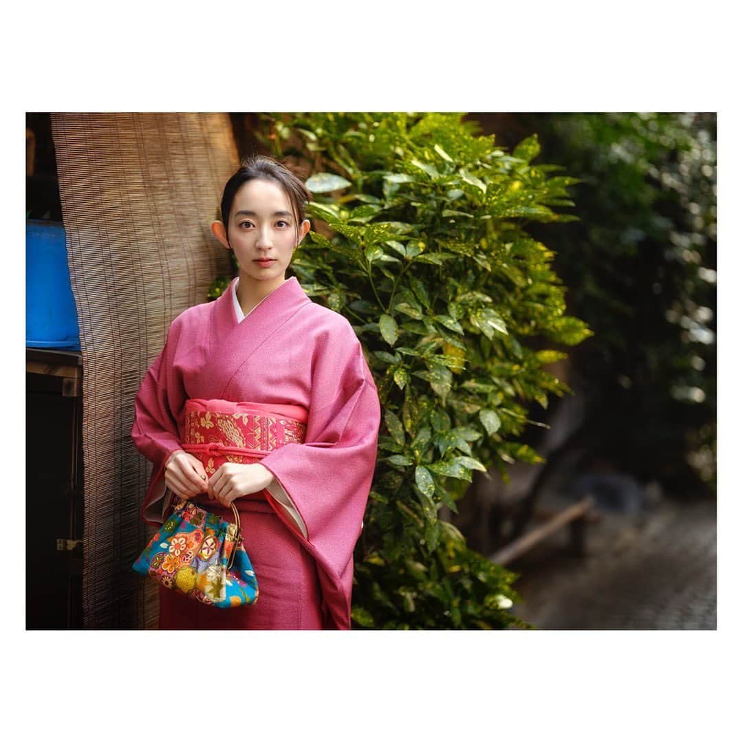 辻祐香のインスタグラム：「自粛してから日本舞踊のお稽古もないし、着物を着る機会がめっきりなくなってしまった。着付けができなくなっていそうで嫌な予感しかしないのである。誰に見せるわけでもなく着ては脱ぐをただひたすら自宅で繰り返すか。うーむ。うーーーーーむ。  #着物 #和服 #和装 #訪問着 #伝統 #文化 #和 #日本 #日本人 #ポートレート撮影 #kimono #tradition #culture #japan #japanesegirl #shooting #photography #photowork #portraitjapan」