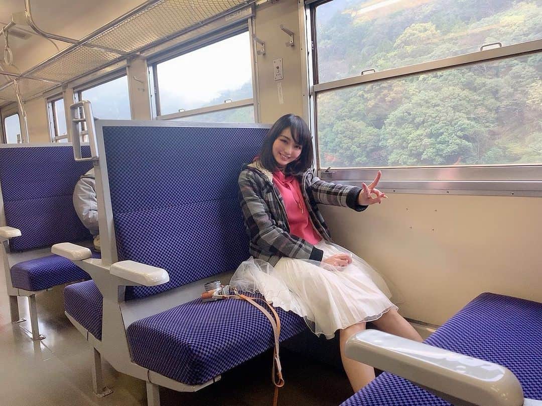伊藤桃さんのインスタグラム写真 - (伊藤桃Instagram)「【#肥薩線 】の旅♥️ 熊本電鉄のあとは、鹿児島本線にのって八代駅へ····· そして八代駅からは！ 2枚目: 12:49発の肥薩線にのって出発進行です！！ 3～7枚目: 久しぶりの肥薩線····· JR全線完乗したあとも、肥薩線に乗りたくて乗りたくて。 この珠玉のローカル線を走るのは····· #キハ40 !!! 1番大好きな車両！(❁´ω`❁) 扇風機がある、窓の空く車両····· ディーゼルの音に身を任せながら·····ごとごとと。 今となってはドンドン少なくなるキハ40。 本当に·····あえて嬉しかったです。まだまだ、まだまだのっていたい😢✨ 8枚目: 人吉駅までは通称#肥薩線川線 。 球磨川の流れにそって列車は走りゆきます。 車窓の写真はまたあした。 1.9枚目: キハ40にゆられ、しあわせそうな私をそえて(●︎´▽︎`●︎) ----------------------------- 肥薩線のプチたびはつづく。 オマケ: あ！現在発売中の『旅と鉄道 増刊5月号 キハ40よ永遠に』にて、キハ40愛についてかたってます♥️ みてくれた〜？😘写真もあるよ！宜しくお願い致します！ #キハ40系  #気動車  #気動車が好き  #肥薩線の旅  #肥薩線 #kumamotogram  #kumamoto_japan  #国鉄型車両  #国鉄車両」5月2日 15時46分 - itomomo_tetsu