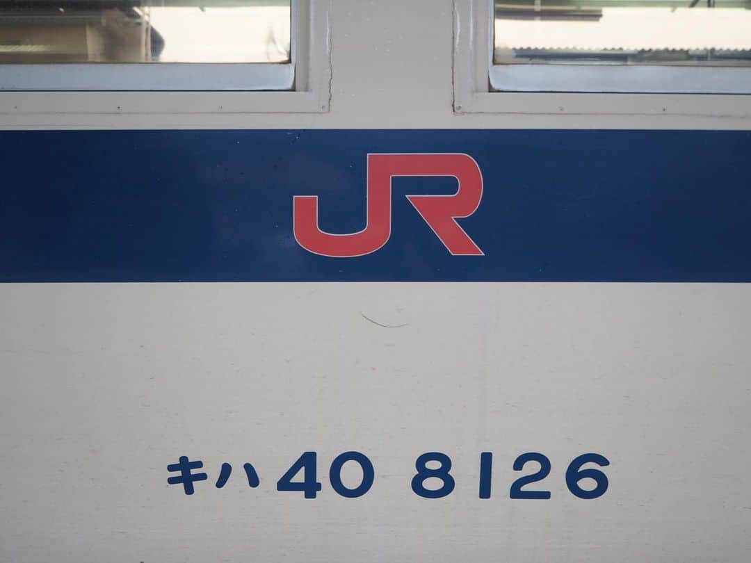 伊藤桃さんのインスタグラム写真 - (伊藤桃Instagram)「【#肥薩線 】の旅♥️ 熊本電鉄のあとは、鹿児島本線にのって八代駅へ····· そして八代駅からは！ 2枚目: 12:49発の肥薩線にのって出発進行です！！ 3～7枚目: 久しぶりの肥薩線····· JR全線完乗したあとも、肥薩線に乗りたくて乗りたくて。 この珠玉のローカル線を走るのは····· #キハ40 !!! 1番大好きな車両！(❁´ω`❁) 扇風機がある、窓の空く車両····· ディーゼルの音に身を任せながら·····ごとごとと。 今となってはドンドン少なくなるキハ40。 本当に·····あえて嬉しかったです。まだまだ、まだまだのっていたい😢✨ 8枚目: 人吉駅までは通称#肥薩線川線 。 球磨川の流れにそって列車は走りゆきます。 車窓の写真はまたあした。 1.9枚目: キハ40にゆられ、しあわせそうな私をそえて(●︎´▽︎`●︎) ----------------------------- 肥薩線のプチたびはつづく。 オマケ: あ！現在発売中の『旅と鉄道 増刊5月号 キハ40よ永遠に』にて、キハ40愛についてかたってます♥️ みてくれた〜？😘写真もあるよ！宜しくお願い致します！ #キハ40系  #気動車  #気動車が好き  #肥薩線の旅  #肥薩線 #kumamotogram  #kumamoto_japan  #国鉄型車両  #国鉄車両」5月2日 15時46分 - itomomo_tetsu