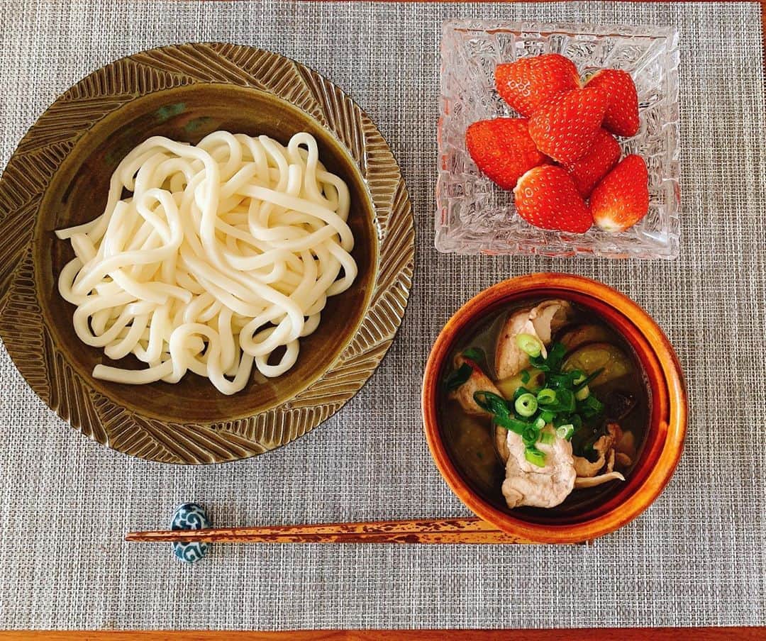 福圓美里のインスタグラム：「‪暑かったから、‬ ‪今日のお昼は冷やしうどん‬ ‪豚肉とナスのつけだれです🙂‬ ‪いちごも久しぶり☺️‬」