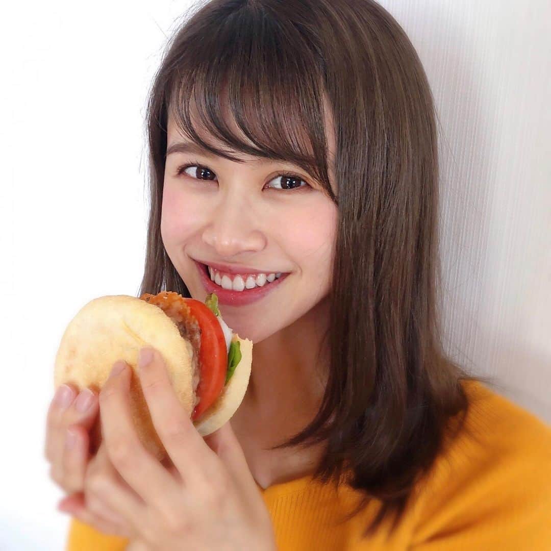 二宮栄希子のインスタグラム：「#おうち時間🏠  外に出られないから、 おうちにあるもので “なんちゃってバーガー🍔“ . 数億年ぶりに気が向いたので… インスタもゆるゆる動かして いこうかと思います〜✍︎ . #lunch #instadaily #photooftheday #hamburger #stayhome」