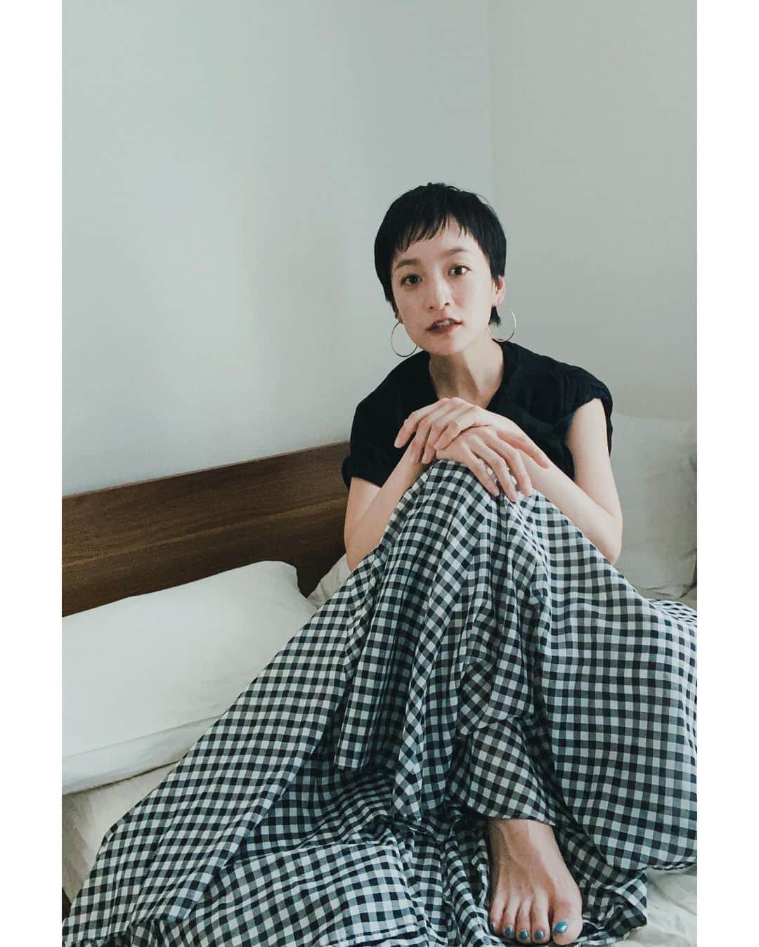 高山都さんのインスタグラム写真 - (高山都Instagram)「大人のギンガムチェック。 @framework.jp のスカート、シルエットがとても綺麗だから、女っぽく履ける。 #都ふく  コラボで作らせてもらったスカート、瞬く間に即完し、今朝から追加予約スタートしたけど、大人気のようで…お問い合わせなどは @framework.jp にお願いします。 店舗販売は、ショップが再開後だそう。 はやめに欲しい方は、webでチェックを。 ワタシは158cmで36サイズです。 トップスは @driesvannoten  サボは @celine」5月2日 15時54分 - miyare38