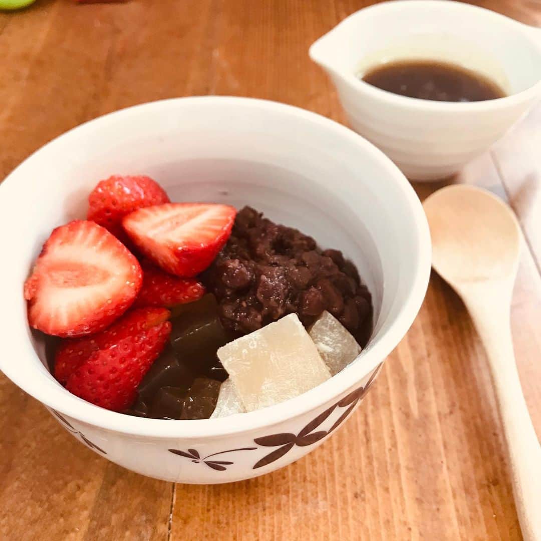 栗原まもるのインスタグラム：「餡がまだあるので今日のおやつは苺あんみつ。 ほうじ茶寒天とほうじ茶蜜と求肥も手作りしました。 お出かけできないからレジャーがおやつ作りしかないのよねw すごく美味しかったです✨ 自作するとだいたい多めにできるのでお代わりできてしまうのがいいのか悪いのかw 寒天と餡と求肥を少しお代わりしてしまいました😅」