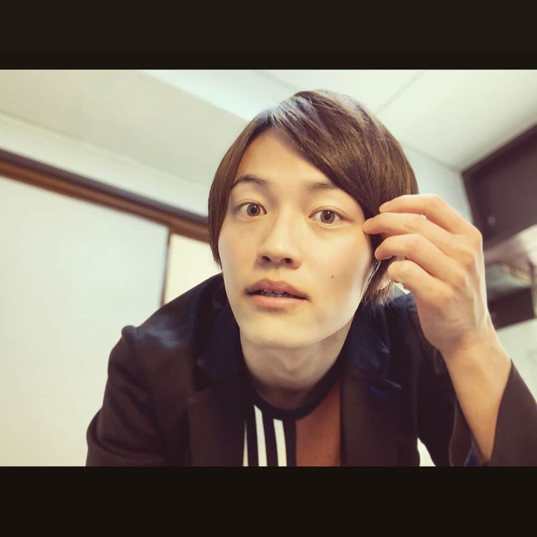 佐伯恵太のインスタグラム：「昨日、今日と「リモート小説」なるものをやっておりましたが、今日は普通の投稿です。 ゴールデンウィークで外に遊びに出かけちゃう人が増えなければいいなと思う一方、必要な外出の時のお洒落とか、外を歩く時の明るい顔まで控えなればいけないムードには、ならなければと良いなと。そんな願いを込めて。 #俳優 #役者 #うちで過ごそう #外出自粛 #人に優しく」
