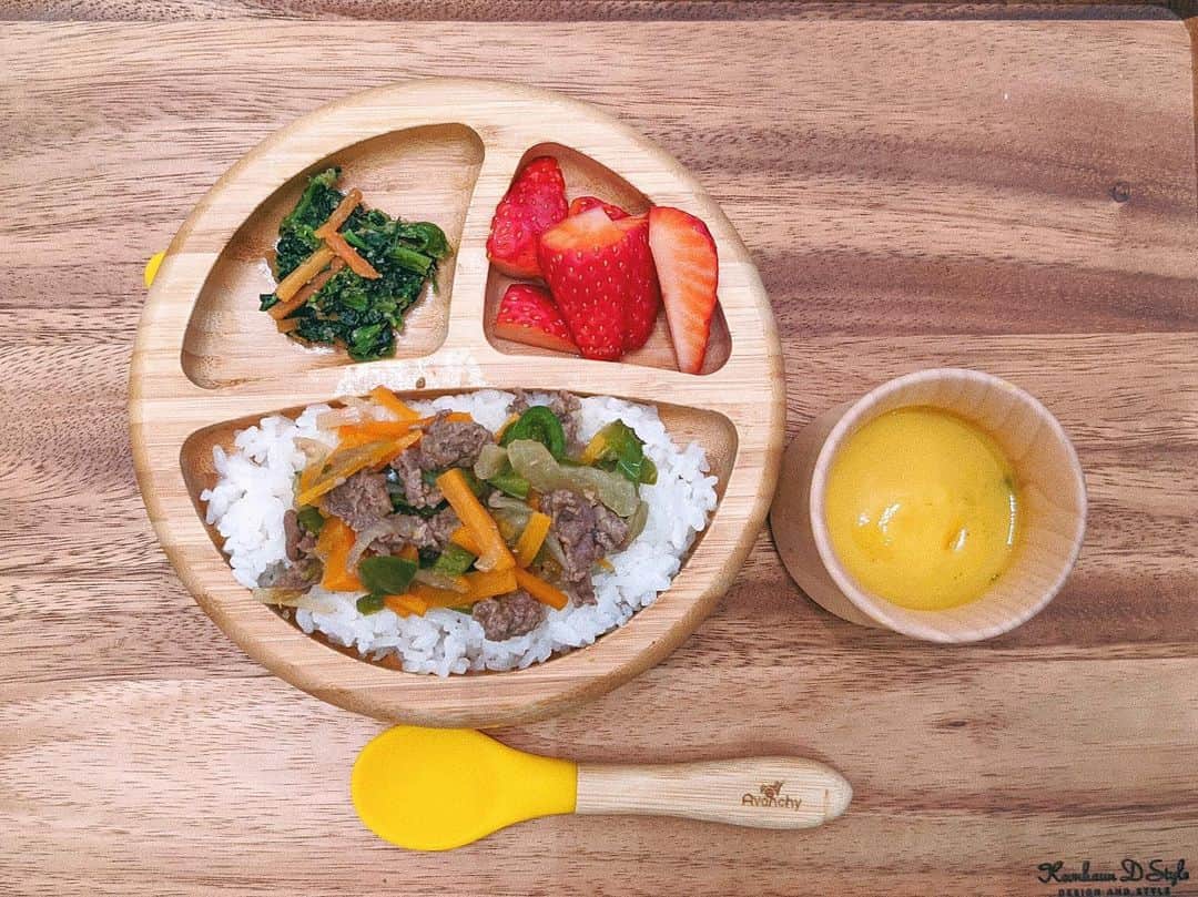 ソンイのインスタグラム：「息子ご飯まとめ👦🏻🍚﻿ 今までの離乳食経過は #ソンイ離乳食 やストーリーのハイライトに残しています👩🏻‍🍳❤️﻿ 息子は和食が大好きで特にうま煮系ときんぴらごぼうと納豆が大好き🍚﻿ ﻿ ①﻿ 🇰🇷プルコギ丼﻿ 🥬ほうれん草胡麻和え﻿ 🍓いちご﻿ 🍲かぼちゃスープ﻿ ﻿ ②﻿ 🍚豚挽肉と小松菜と人参のうま煮丼﻿ 🐟まぐろと豆腐のハンバーグ﻿ 🥕きんぴらごぼう﻿ 🍠さつまいも煮﻿ 🍲お味噌汁﻿ ﻿ ③﻿ 🍲クリームシチュー﻿ 🍚ご飯﻿ 🍅ミニトマト﻿ 🥦ブロッコリー﻿ 🥔ポテトサラダ﻿ 🍳卵スープ﻿ ﻿ ④﻿ 🐟ぶり大根﻿ 🍚白米﻿ 🥬ほうれん草の胡麻和え﻿ 🍠かぼちゃサラダ﻿ 🍓いちご﻿ 🍲お味噌汁﻿ ﻿ ⑤﻿ 🍳オムライス﻿ 🥬ほうれん草とコーンのソテー﻿ 🍉スイカ﻿ ﻿ #離乳食 #離乳食後期 #離乳食完了期 #離乳食メニュー﻿ #離乳食記録 #かみかみ期 #つかみ食べ #ソンイ飯﻿ #男の子ベビー #生後13ヶ月  #1歳1ヶ月 #幼児食 #ソンイ子供ご飯」