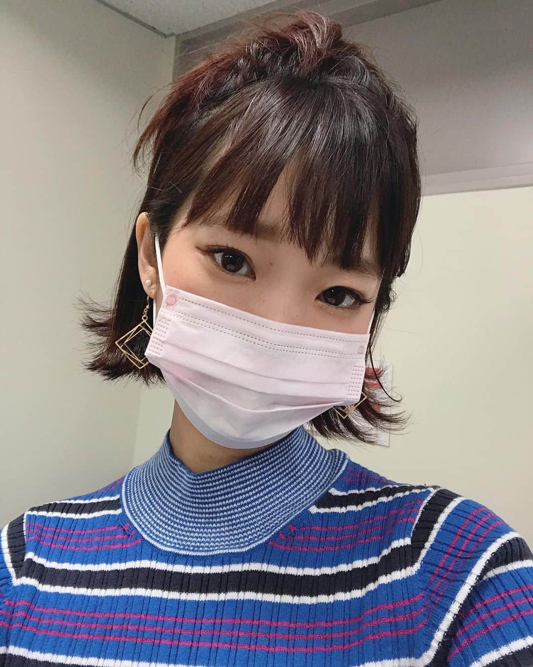 のインスタグラム：「今日は暑いね😵☀️ . みんな元気ですか？ ステイホームしてますか？ . なんか楽しいお知らせができるといいんだけどなぁ〜と思いつつ、今日はCDの発送準備をしています。 . 届け、届け〜 . #カラコン卒業」