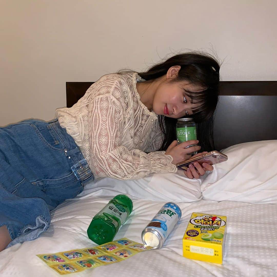 川上千尋さんのインスタグラム写真 - (川上千尋Instagram)「#過去pic﻿ ﻿ 飲めない炭酸ジュースを片手にメンバーとお菓子パーティーしたときの写真（笑）﻿映えるために必死でした… ﻿ ちなみに私の好きなジュースは2、3枚目に映ってる緑色のアロエジュースです🥦  #韓国グルメ #韓国お菓子 #なつかしい」5月2日 16時35分 - this_chihhi