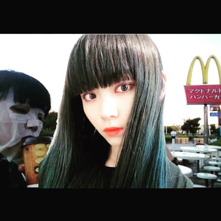 ゆらのインスタグラム：「久々にメイクした まだ青い髪残ってるけど落ちまくってるので何か色欲しい  背景は遥か昔地元の方でオールした時のモーニングルーティーン」