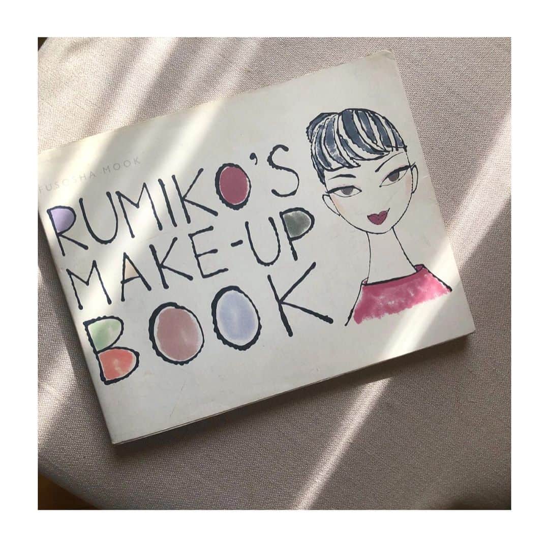 佐々木貞江さんのインスタグラム写真 - (佐々木貞江Instagram)「7日間ブックカバーチャレンジ　Day 4 RUMIKO ‘S MAKE-UP BOOK  Makeup artist  Rumiko さん  1ページ目の　messageは  LET’S BE BEAUTIFUL 💄  ページをめくると あの時の撮影現場のワクワク感と緊張感が今もよみがえります。素敵な女性で仕事も人間的にも尊敬しているRumiko さんのメイク本  バトンを　しなやかな美しい女性　@rina.takahashi_  お願いします #rumikosmakeupbook #ʀᴜᴍɪᴋᴏ  #97年発行 #今見ても新鮮 #イラスト #jeffreyfulvimari  #宝物 #美容の力 #メイクアップ #makeup」5月2日 16時39分 - sadaebam