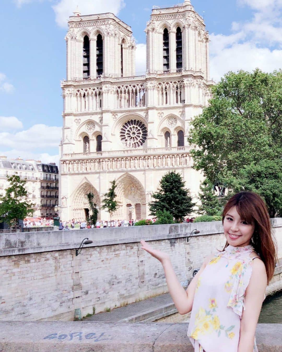 蒼井彩加のインスタグラム：「#ノートルダム大聖堂 #paris #あおい旅行記 #girl'strip #France  またいつか来たいと思ったノートルダムもう見れないなんて思わなかったよね。 もっと不況が来るから 今この幸せに感謝しよう。 私も大事な人たちを笑わせてあげられるようにネタを磨きます🤣」