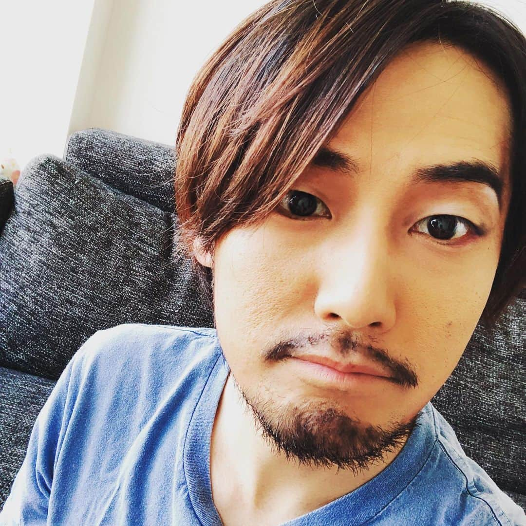 福士誠治さんのインスタグラム写真 - (福士誠治Instagram)「#自粛生活 の中で片付けをしている最中舞台の時の化粧道具発見。 ワンピースの時のエースだった頃を思い出し何故か化粧を始めてみました。  うん。 やり方忘れた自分がいた笑笑 #福士誠治 #ワンピース #エース #化粧」5月2日 16時47分 - seiji_fukushi