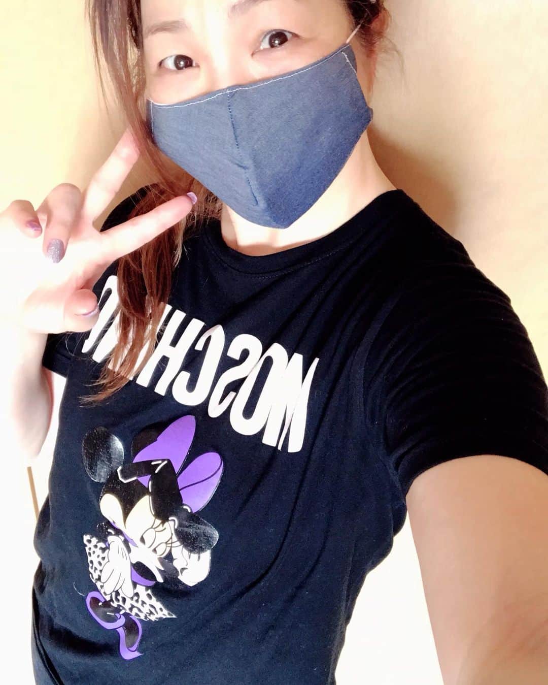 井上貴子のインスタグラム：「医療従事者並びに 医療に携わる全ての皆様  介護施設等で働く皆様 配送業者の皆様 スーパーの皆様 ゴミ回収業の皆様  コロナ問題に携わる皆様 今日も1日 ありがとうございます。  写真は 遠藤美月選手お手製マスク。  ありがとう^ ^  たすかるー^ ^  そして本日17（イチナナ）の 配信ライブ来てくれた方々  どうもありがとう^ ^  また4日の13時にー^ ^  Happyで^ ^  #井上貴子  #LLPWX #女子プロレス #紅緒と柊音 #トイプードル部　 #遠藤美月 #手作りマスク #17ライブ配信 #イチナナ #おうちですごそう #STOPCOVID19 #stayhome」