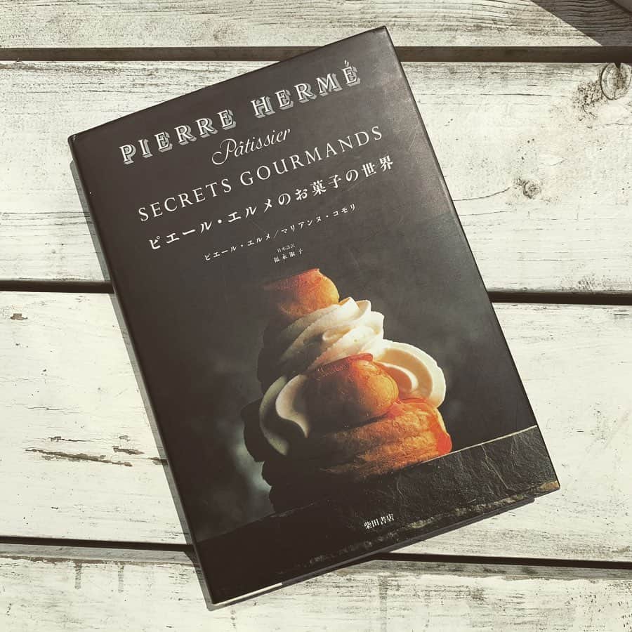 宮前真樹さんのインスタグラム写真 - (宮前真樹Instagram)「#料理本リレー  @ryourinohon さんからスタートした リレーのバトンを受け取りました。  #私の好きな料理本  好きな本はたくさんあって とてもとても難しいお題ですね。  そして個人的に悲しい気持ちが蘇る いつぞやの引っ越しの時に たっぷりまとめた本と洋服を 間違えてごっそり捨ててしまったのです…。 . ずっと大切にしてきた料理本も 思い入れのある服たちも きれいサッパリ失ったのです😂  ということで 今現在手元にある物で 思い出深いものをピックアップします。  ①ピエール・エルメのお菓子の世界 私が前職を辞めた時にプレゼントして貰った本 こんなケーキを作れるようになれよ！と ずっとお世話になった舞台監督さんに頂いた とても大切にしている1冊です。  ②うれしい！おいしい！贈るお菓子 加藤千恵さんの本は何冊も持っていて その中でも好きな1冊。 繊細で洗練された中に素朴さもあって レシピも手順も分かりやすく何度も作りました。  ③レシピ本では無いけれど 10代20代と集めた雑誌の切り抜き 気になるレシピをノートに貼って メモ書きと共に残っています。 改めて見返してみたら 今でもご活躍の料理家さんのレシピ！ 料理本も好きだけど雑誌のお料理ページが好きだった そして今でも好き 私はやっぱり「紙」の本が好き。 料理番組から取り寄せたfaxは色褪せていた 今もご活躍のシェフのレシピだった！ ファックス懐かしいわぁ。  ④サラダのくすり箱／宮前真樹 美養サラダ・ベジヌードルのレシピ本 もっとこうすれば…と見る度に思うけど この時の全力で頑張りました。 どこかで誰かのお役に立てていたら幸せ まだまだ絶賛発売中です♡ #長くなりましたが バトンを渡してくれた @eri_k_o_  さん 落ちついたら会いたいねーー♡ そしてたまたま同時にバトンをくれた beautyoilkitchen横浜でお世話になった  @1110amiami さんもまた皆んなで会いたいね♡  そして私からは @remi.kawashima ちゃんへ よろしくお願いします。 #主婦と生活社」5月2日 16時58分 - miyamaemaki0116