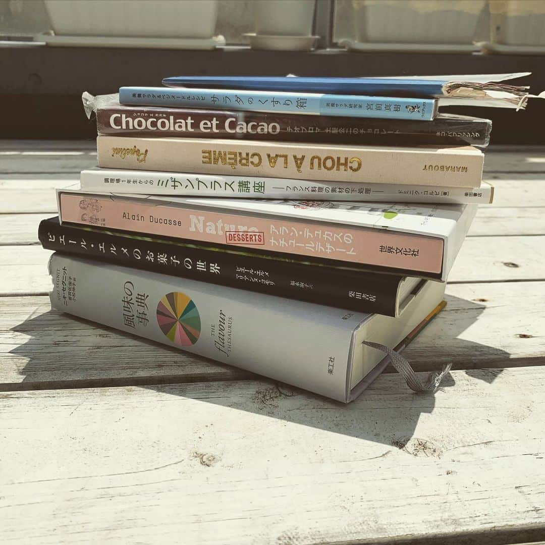 宮前真樹さんのインスタグラム写真 - (宮前真樹Instagram)「#料理本リレー  @ryourinohon さんからスタートした リレーのバトンを受け取りました。  #私の好きな料理本  好きな本はたくさんあって とてもとても難しいお題ですね。  そして個人的に悲しい気持ちが蘇る いつぞやの引っ越しの時に たっぷりまとめた本と洋服を 間違えてごっそり捨ててしまったのです…。 . ずっと大切にしてきた料理本も 思い入れのある服たちも きれいサッパリ失ったのです😂  ということで 今現在手元にある物で 思い出深いものをピックアップします。  ①ピエール・エルメのお菓子の世界 私が前職を辞めた時にプレゼントして貰った本 こんなケーキを作れるようになれよ！と ずっとお世話になった舞台監督さんに頂いた とても大切にしている1冊です。  ②うれしい！おいしい！贈るお菓子 加藤千恵さんの本は何冊も持っていて その中でも好きな1冊。 繊細で洗練された中に素朴さもあって レシピも手順も分かりやすく何度も作りました。  ③レシピ本では無いけれど 10代20代と集めた雑誌の切り抜き 気になるレシピをノートに貼って メモ書きと共に残っています。 改めて見返してみたら 今でもご活躍の料理家さんのレシピ！ 料理本も好きだけど雑誌のお料理ページが好きだった そして今でも好き 私はやっぱり「紙」の本が好き。 料理番組から取り寄せたfaxは色褪せていた 今もご活躍のシェフのレシピだった！ ファックス懐かしいわぁ。  ④サラダのくすり箱／宮前真樹 美養サラダ・ベジヌードルのレシピ本 もっとこうすれば…と見る度に思うけど この時の全力で頑張りました。 どこかで誰かのお役に立てていたら幸せ まだまだ絶賛発売中です♡ #長くなりましたが バトンを渡してくれた @eri_k_o_  さん 落ちついたら会いたいねーー♡ そしてたまたま同時にバトンをくれた beautyoilkitchen横浜でお世話になった  @1110amiami さんもまた皆んなで会いたいね♡  そして私からは @remi.kawashima ちゃんへ よろしくお願いします。 #主婦と生活社」5月2日 16時58分 - miyamaemaki0116