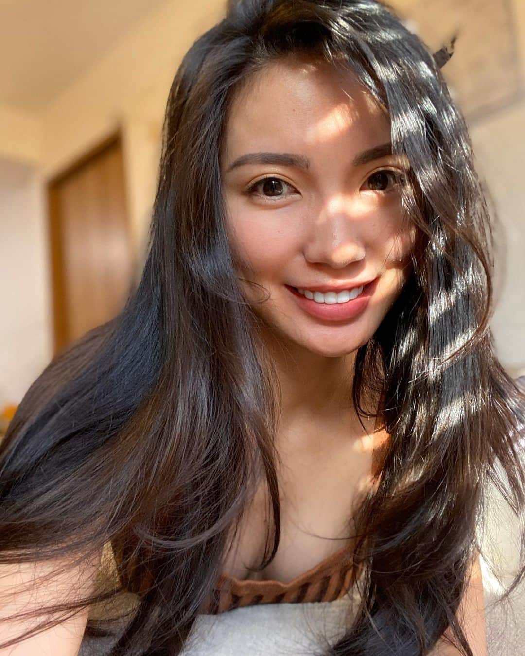 吉田愛璃のインスタグラム：「. . 最近ナチュラルメイクくらいはしたりなんかして気分転換☺︎ ファンデは塗らないけど日焼け止めだけはちゃんと塗ってる！家の中でも焼けるから〜😱 といっても地黒だから美白とは程遠い人間なんだけど🤣美白に興味津々な今日この頃✍️ #自粛生活 #肌活 #美活 #はやく友達に会いたい #人と話したい #STAYHOME #家での自撮りばっか飽きるわ」