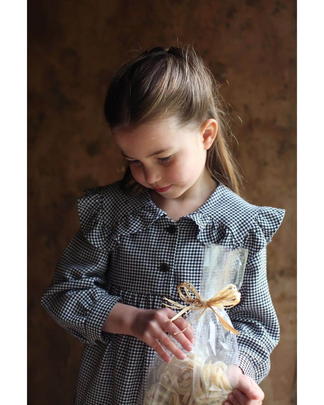 ウィリアム（ケンブリッジ公）さんのインスタグラム写真 - (ウィリアム（ケンブリッジ公）Instagram)「Thank you for all your lovely messages on Princess Charlotte’s fifth birthday!  The Duke and Duchess of Cambridge are very pleased to share a new photograph of Princess Charlotte, taken by The Duchess this April.」5月2日 17時00分 - princeandprincessofwales