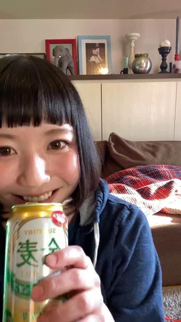 小鳥遊しほのインスタグラム：「昼飲みしながらゆるりと生配信したの巻。今日は猫たち起きてた(時もあった)よー！そして最初らへんの映り確認してる体の角度と顔が我ながら腹立つ。笑　よかったら観てちょ。」