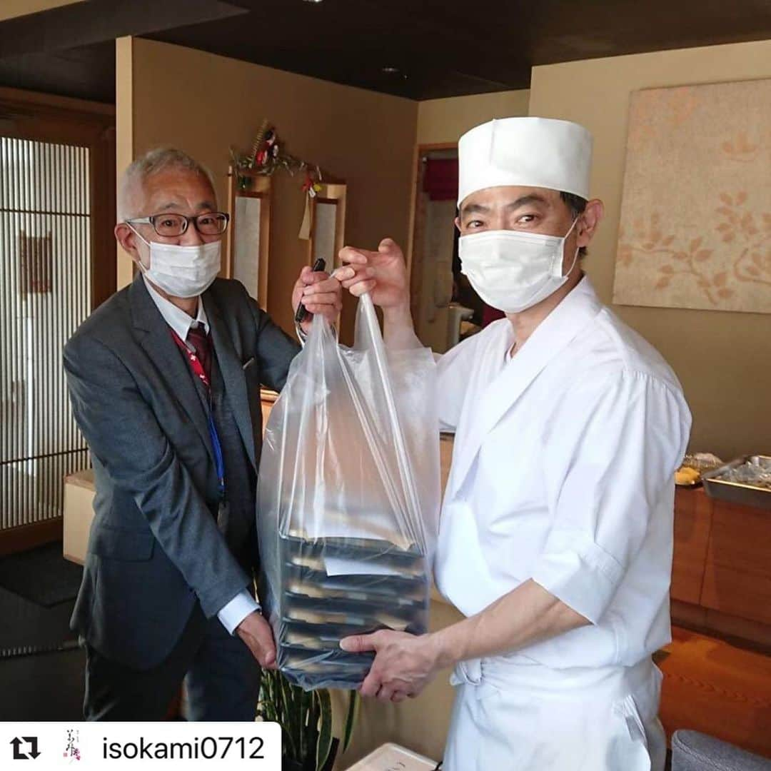 小川慶治朗さんのインスタグラム写真 - (小川慶治朗Instagram)「#Repost @isokami0712 with @make_repost ・・・ この度私たちいそかみでは、オーナーがヴィッセル神戸に在籍してた際にお世話になっていた病院をはじめとし、医療従事者へのお弁当を無償で提供することになりました。 微力ですがこの危機的な状況の中で働いてくださる皆様にとって少しでも気持ちが休まるような心温まるお弁当になればと思います。  1日でも早くこの状況が収束するためにいまできることを精一杯やりましょう。  #助け合い #感謝  ありがとう @takuya_iwanami」5月2日 22時32分 - keijiro_ogawa