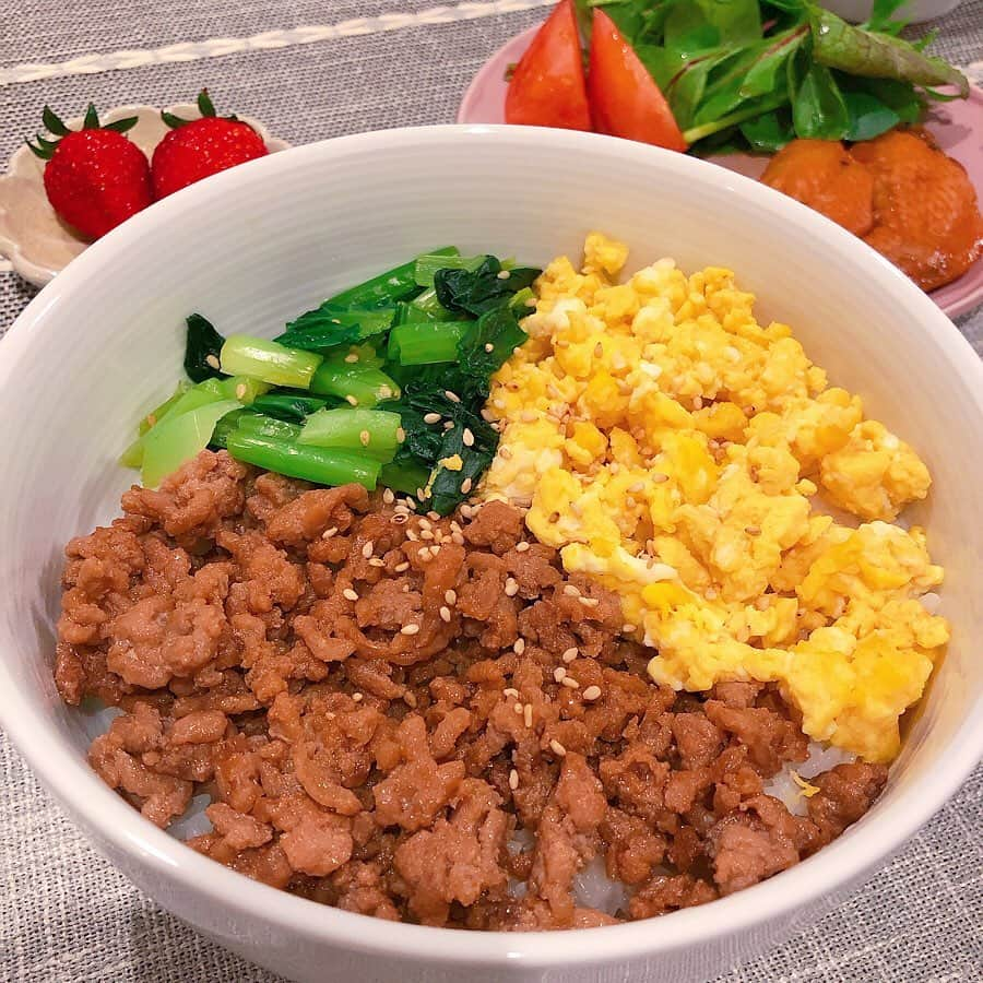 色紙千尋さんのインスタグラム写真 - (色紙千尋Instagram)「今日は三食丼！いつものほうれん草がなかったので小松菜で🥬結構前に買ってあった名古屋土産の手羽先がまだあったのでいただきました✨酢の物って美味しいですよね〜暖かくなってきてより酸っぱいものを欲してます😝🐙 #おうちごはん #おうちじかん #料理記録 #三食丼 #そぼろ丼 #そぼろご飯 #そぼろ #手羽先 #たこときゅうりの酢の物」5月2日 22時33分 - shikishi_chihiro