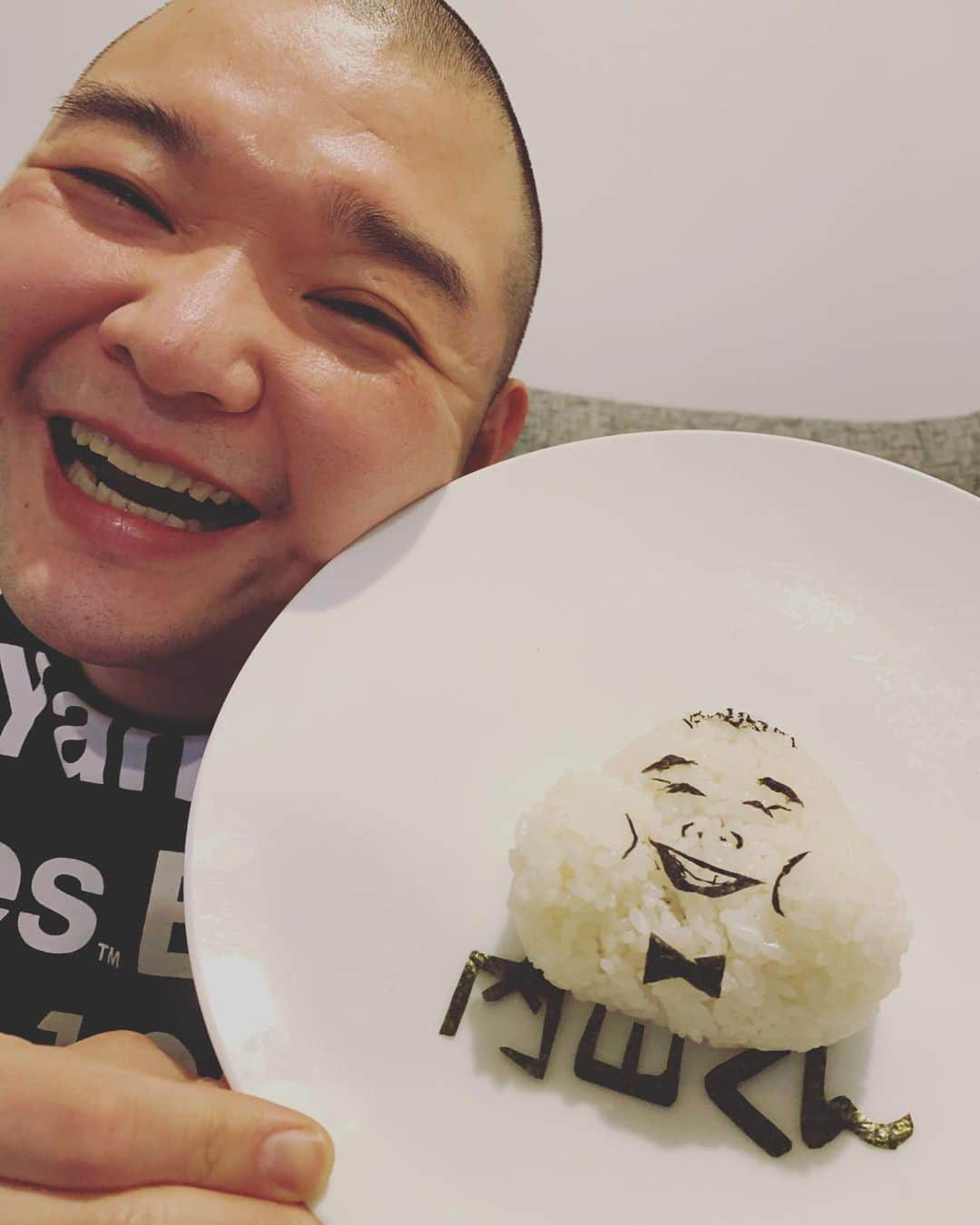 内山信二さんのインスタグラム写真 - (内山信二Instagram)「やっぱり似てるなぁ〜！！！ 23時からインスタライブやります😆 #琴ちゃん  #力作 #似てる #おにぎり #おにぎり顔 #インスタライブ #23時からやります #内山信二」5月2日 22時34分 - meetbowl2929