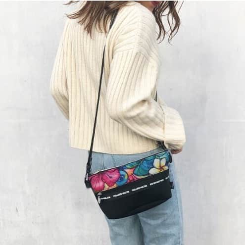 ラレイアのインスタグラム：「🌺 GWはおうちで過ごす方がほとんどだと思いますが、ストーリーも毎日更新しているのでぜひご覧ください🐠 ・ ・ Colleen Wilcoxのネオプレーンショルダーバッグ❤︎ 2年前に販売した大人気アイテムが、 今回再販のお声をたくさんいただいたので復刻しました👏✨ ・ 同じデザインのトートバッグもございます😊 ・ こちら6日(wed)までのご注文で7日より発送が可能です！ 母の日フェアも行っているのでぜひcheckを🤗 ・ ・ ・ ---La Leia Precious Life(ラレイア)--- @laleia_official ・ 楽天市場店 https://www.rakuten.co.jp/laleia-p-life/ ・ au wowma店 https://wowma.jp/user/52666346 ・ Yahooショッピング店 https://shopping.geocities.jp/laleia-p-life/ ・ ・ @laleia_official  @colleenwilcoxgallery_jp  #colleenwilcox#art#hawaii#aloha#surf#beach#laleia#ハワイ#フォトジェニック#インスタ映え#インスタ女子#アロハ#ビーチ#海を感じる雑貨#ラレイア#アート#ビーチガール#サーフスタイル#大人カジュアル#ショルダーバッグ#コリーンウィルコックス#ギフト#プレゼント」