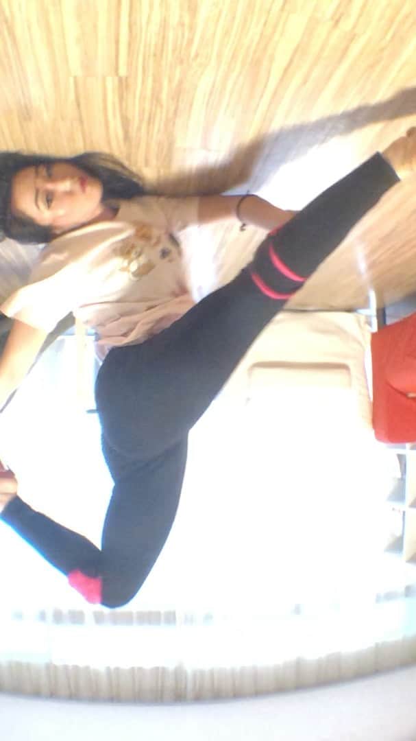 SHIRAISHIMIHOのインスタグラム：「#shoulderstand #homeflow  #acrofloorwork」