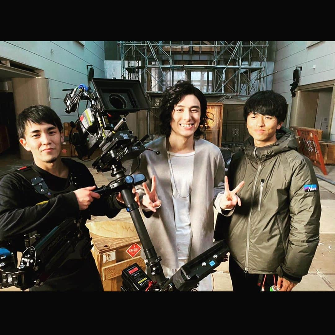 藤井風さんのインスタグラム写真 - (藤井風Instagram)「YASASHISA Crew  Thx for the moment filled with YASASHISA (Kindness)! Hope u check out our BTS video on YouTube as well! 優しさをありがとうございました! 🍀 Director : Kento Yamada @dutch_tokyo  Director of Photography : Tomoyuki Kawakami @tomoyuki_kawakami  Camera Chief : Issei Muraoka @is_mum_is （NEWTOWN） Camera Assistant : Yutaka Adachi, Hideo Shuto, Kohei Shimazu @kohei_shimaz  Steadicam : Yasutomo Kevin Yoshida @yasutomokevinyoshida  Steadicam Assistant : Daichi Hayashi @nest68  Lighting Director : Koshiro Ueno  Lighting Chief : Masaki Tsuchiya  Art Designer : Chihiro Matsumoto（R.mond） Hair & Make-up : Tomomi Taniguchi @tomomimf  Stylist : Ikumi Koyama Production Manager : Yukari Itabashi（SEP） Producer : Hazuki Hasegawa @hazkingdom （SEP） Cast : Midori Aoi（CENTRAL）」5月2日 17時10分 - fujiikaze