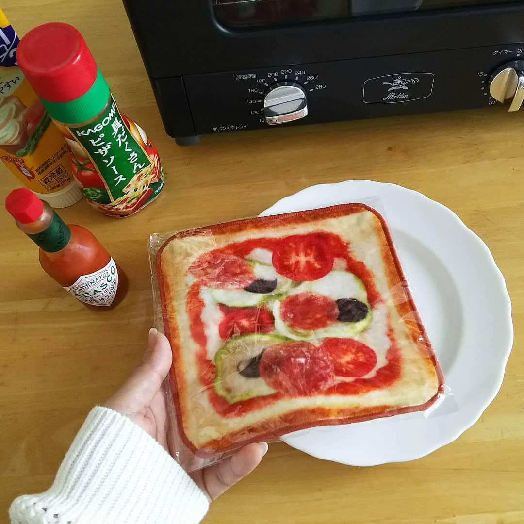 sweet_strawberryさんのインスタグラム写真 - (sweet_strawberryInstagram)「🚰【#タオルハンカチ 】です。🍕#ピザトースト まだコロナで緊急事態宣言が出る以前の話だけど、 🛒スーパーでレジを終えて、買った物をマイバッグに入れる台の所で、 隣で入れてる人が二人連れで、 その人達が、｢私、子供の頃は、🍞ダブル◼️フト(食パン)超美味しいと思ってたんだけど、ここ数年、ダブル◼️フト美味しく感じなくなって…、なんでアレが美味しいって思ってたんだろ…｣って話してて、もう一人の人も｢そう、そう！ダブル◼️フト美味しくないよね！｣って言ってて、 えーっ？私も🍞ダブル◼️フト子供の時、食べてたけど、 今、私、ダブル◼️フト🍞美味しいか？美味しくないか？より、ダブル◼️フト高いから、手が出ない🤣💦 話それるけど、高校生の時、トンカツだったか牡蠣フライだったかの付け合わせに、キャベツを千切りして🔪って母に言われて、キャベツ切ったら、 母に｢ちょっとー！これ太すぎるでしょー！…そうだ、お好み焼きにしよう｣って、私が切った千切りはお好み焼きに活用された。 …切って！って言われて切ったのに、なんなのよー😡って思ったけど、 今じゃ、ピーラーやスライサーでキャベツの千切り作ったりするけど、 キャベツを千切りする時やお好み焼き作る時に、その時の事が頭をよぎる、思い出す😀 #ハンドタオル#ハンカチ#タオル#手洗い #ピザパン#タバスコ#トースト#フェイクフード#なりきり#ごっこ遊び#おままごと#トースター#アラジントースター」5月2日 17時10分 - sweet_strawberry