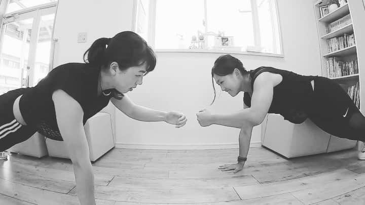 八木愛莉のインスタグラム：「you can find thousand of fun things inside as well! #playfortheworld#playinside ﻿ ﻿ ﻿ #pushupchallenge #pushup #stayhome #behealthy #gym #warmup #workout #sistersworkout」