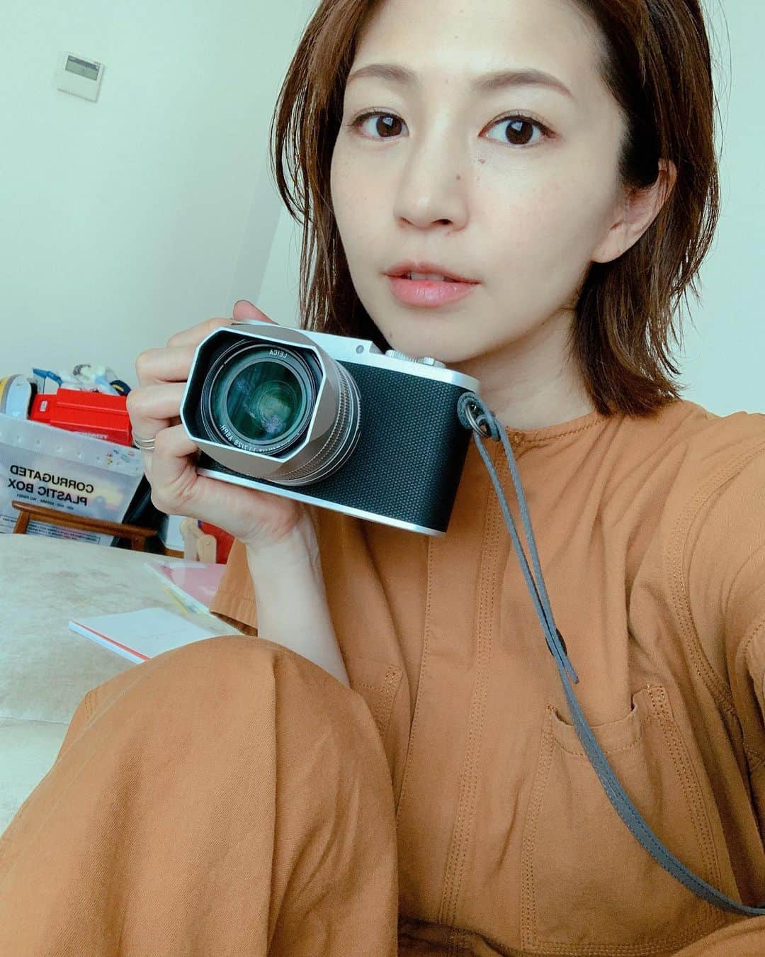 安田美沙子さんのインスタグラム写真 - (安田美沙子Instagram)「最近は、おうちでライカのカメラを肩がけしています。 外出だと、息子にぶつけてしまいそうで怖かったけど、家でも撮りたい瞬間が沢山あり、パシャパシャ撮影して、無線LANで携帯に飛ばす。　た、楽しい。。。 もっと勉強したいなぁ📷 . . . #camera #leica #leicaq #shooting @leica #home #baby #cooking @four_o_five_405 #kaikado allinone... @todayful_」5月2日 17時25分 - yasuda_misako