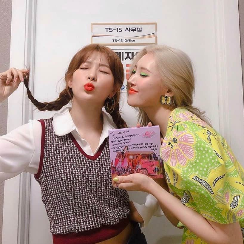 スルギさんのインスタグラム写真 - (スルギInstagram)「Happy Birthday to Seulgi’s Secret Unnie, Queen Sunmi!!! 🥳 Thank you for loving Seulgi like its your true sister, we love you 💛💛💛 @miyayeah @hi_sseulgi @redvelvet.smtown #REDVELVET #레드벨벳 #SEULGI #슬기 #🐻」5月2日 17時24分 - kristiandawal29