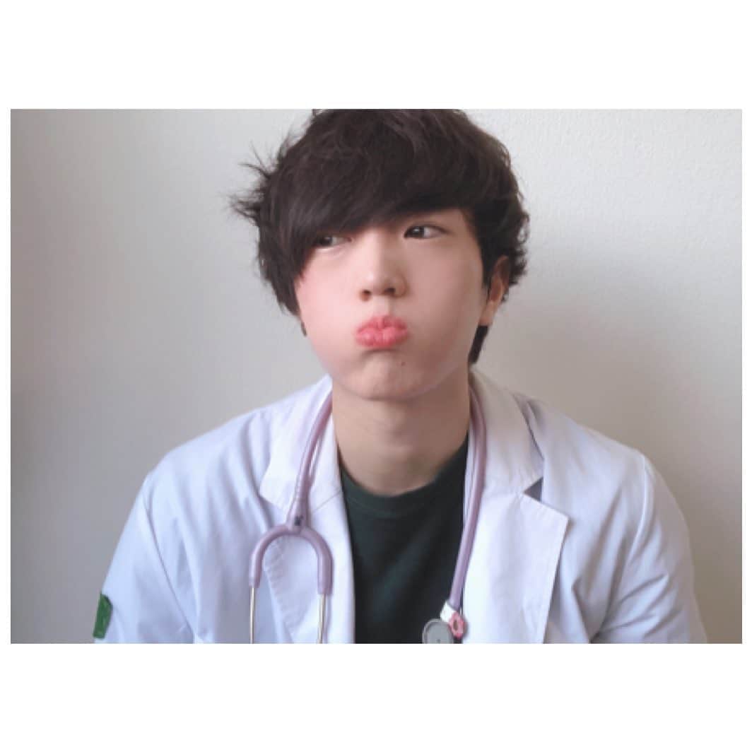 太郎あげあげのインスタグラム：「イキり医者:めちゃくちゃ変態内科医。JKが診察に来るとすごく笑顔になるタイプ。おじさんだと苦笑いタイプ。 #医者　#スケベ　#韓国風　#アンニョン　#좋아요반사　#좋아요그램  #소통　#なんで韓国語かツッこんで」