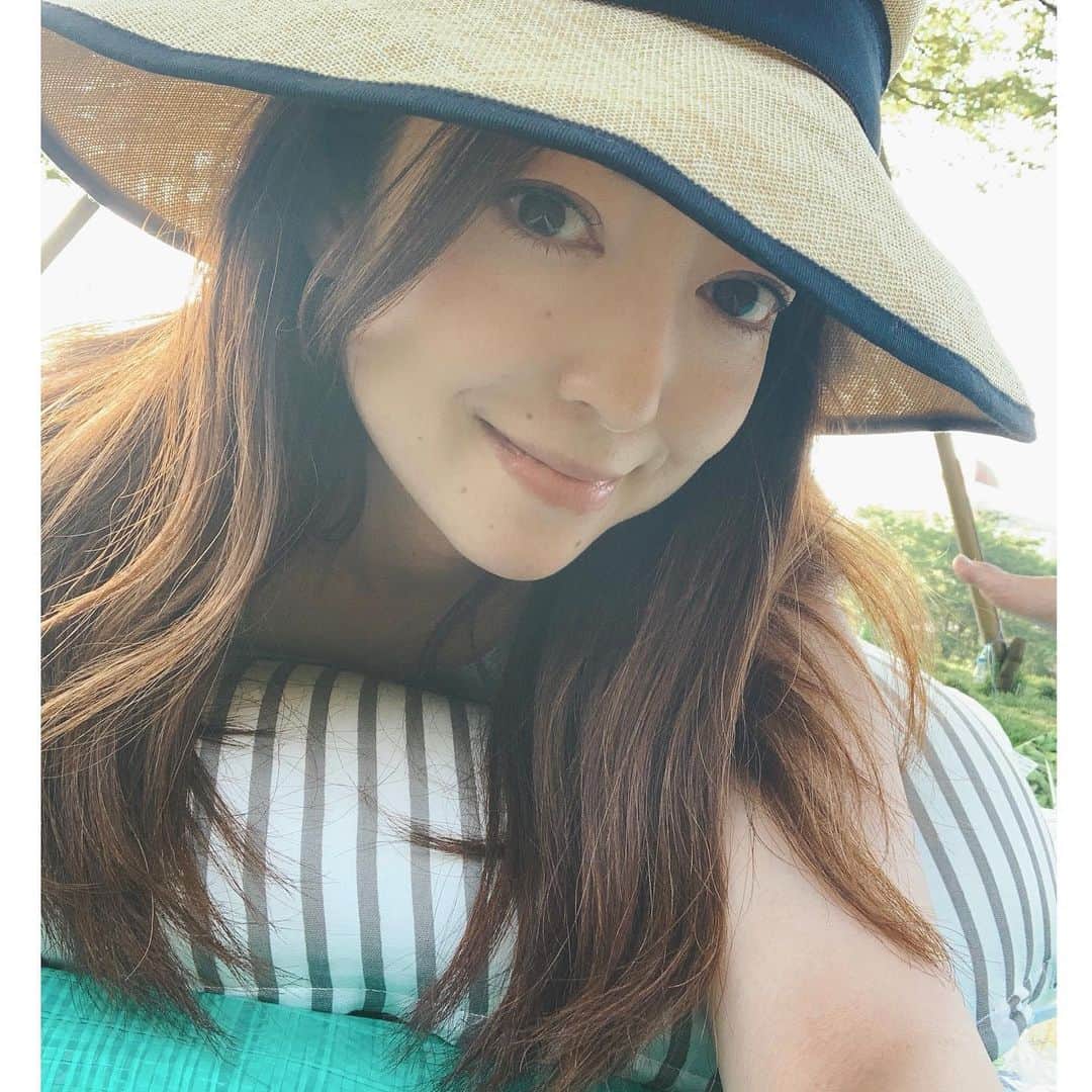 山崎直子のインスタグラム：「お散歩をしていたら人気のない公園を発見☺️ 束の間の外時間✨ ・ ・ ・ #公園 #風の音 #気持ちいい #最高 #木漏れ日 #自然 #花 #幸せ #❤️ #光合成 #stayhome #staysafe #2020 #gw #髪型 #伸び放題 #🤣」