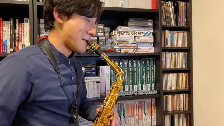上野耕平のインスタグラム：「YouTubeチャンネルに新しい動画をアップ！ フェルリング48のエチュードよりNo.1。とても美しいエチュードです。 続きはYouTubeチャンネルへ！  https://youtu.be/pAImyaQJHro  #上野耕平 #サクソフォン #サックス #音楽 #クラシック #吹奏楽 #フェルリング #フェルリング48番 #saxophone #saxophoneplayer #saxophonesolo #classicalmusic #classic #ferling #etudes」