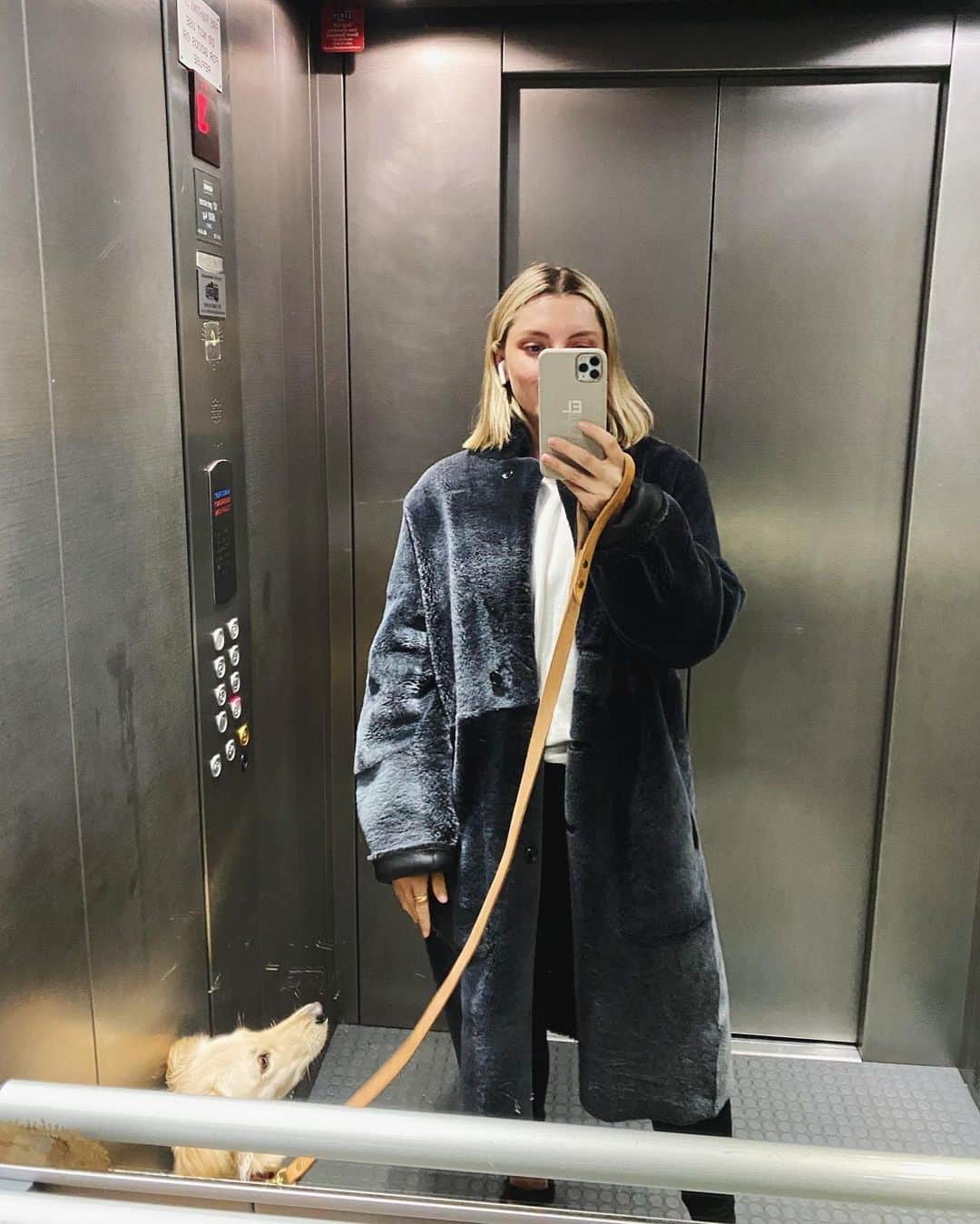 Estée Lalondeのインスタグラム：「Fuzzy coat ✌️perfect for dog walking 🐾 (@casetify gifted) #ELwears #ELelevator」