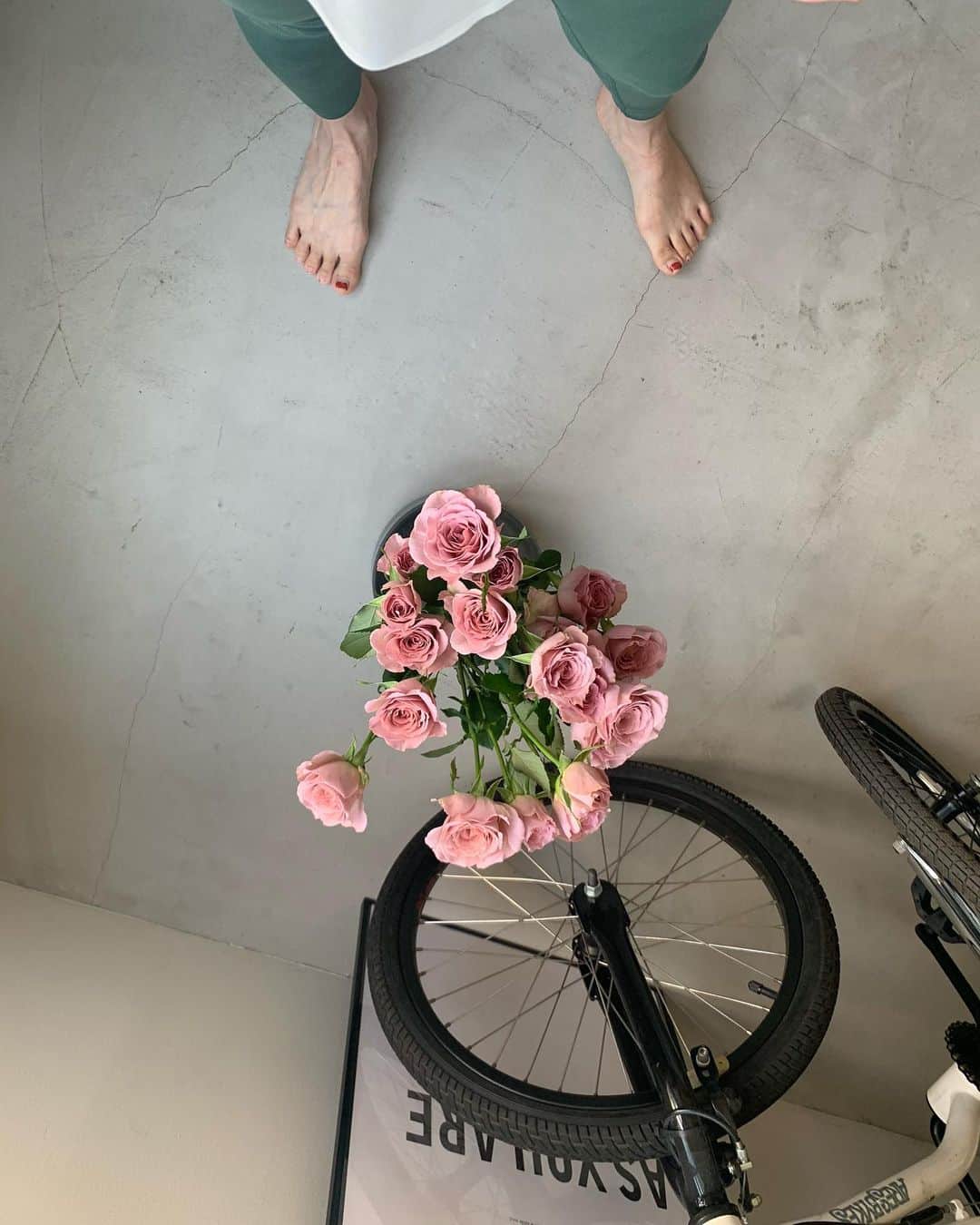 花盛友里のインスタグラム：「もうこうなったらお花パワーや。」