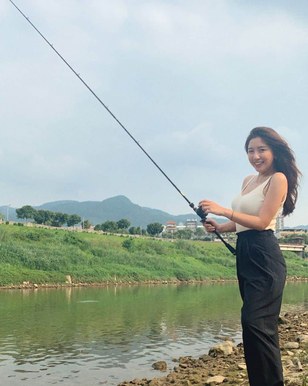 辜莞允（Nono Ku）のインスタグラム：「對，我只是在擺拍沒錯：P  #釣魚好玩嗎 #我還是釣動森的魚吧」