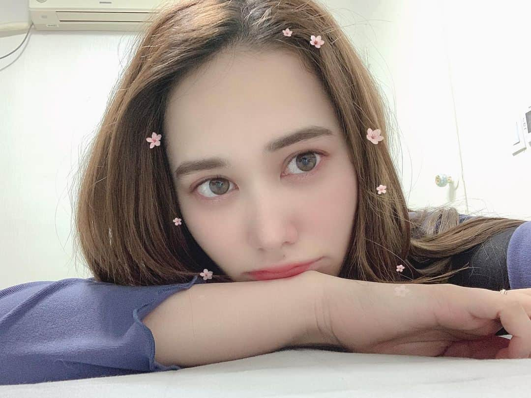 真間玲奈のインスタグラム：「#おうち時間　でズボラ女子になりかけてる人〜🙋🏻‍♀️ はい。私です。⠀ ⠀ こんな暖かい日はオシャレして春メイクしてお出かけしたいな〜と毎日思ってるけど、今は我慢！！⠀ ⠀ でもお家でもHAPPYでいたいから1人ファッションショーしてみたり可愛いパジャマきてメイクして自撮りパシャパシャ🤳⠀ ⠀ ———————————————————————— 【クリオ　キルカバー　グロウクッション　3号リネン】⠀ 季節の変わり目とマスク生活で肌荒れしがちなのでカバー力が高いCLIO(@clio_official @cliojapan ) のキルカバーに変えてみた✨✨ ⠀  カバーしっかりしてくれるのにスキンケア成分たっぷりはいってるからツヤ肌になる😇💕　私はマットよりツヤッテカッでナチュラルな肌感がすきだからこれはぴったり⭐︎ ⠀ ⠀ ———————————————————————— 【クリオ　プロ　アイパレット　６号ストリートパステル】⠀ アイメイクも秋冬は茶色多めだったけど春になってピンクベージュにチェンジ💗🤎⠀ マットからグリッターまであって捨て色なし！⠀ CLIOのアイシャドーは見たまんまの発色だからいい♡！⠀ グリッターも小粒と大粒があるから使いやすいよ！⠀ ———————————————————————— 【クリオ　エアー　ハイライター　01ゴールドシアー】⠀ ハイライトはしっとりなめらかだから水光肌のメイクによく合う！⠀ ほっぺにサラッと鼻先、顎に軽くつけたら顔がパッと明るくなるよ🧚🏻‍♀️ ⠀ ⠀ ⠀ ⠀ ———————————————————————— 【クリオ　マッドマットステインリップ　03ピチーピロー】⠀ ツヤ肌好きなのに唇はマットがいいわがままな私。。⠀ びっくりするくらいサラーっと伸びるの。。一瞬つけてるの忘れちゃうくらいなんだけど落ちにくいからオススメ！　⠀ ⠀  #CLIO#クリオ#キルカバー#プロアイパレット#韓国コスメ#韓国メイク#stayhome」