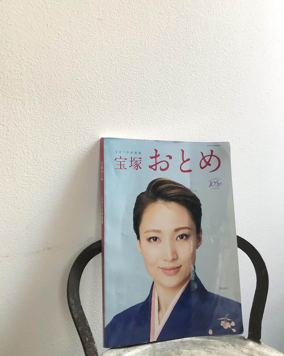 山本浩未さんのインスタグラム写真 - (山本浩未Instagram)「★ブックカバーチャレンジ 6日目★ 「宝塚おとめ」宝塚クリエーティブアーツ  宝塚歌劇にハマってから「歌劇」「宝塚GRAPH」と共にずっと愛読している「宝塚おとめ」。宝塚ファン必読の書。 組ごとに各人のプロフィールが入団成績順に書かれており、"演じてみたい役"とか"集めてる品"とか、昔っぽい Q. が宝塚っぽくて好きなんです。学年や関係をチェックしたり、舞台で気になった若手をチェックしたり、その用途は様々ですが、わたしはそれぞれの お答えを読みながら役とは関係ないストーリーをアレコレ勝手に妄想して楽しんでたりしています☺️ そして、欠かせないのが身長‼️宝塚は身長によるドラマがあるので😆　 そんな大大大好きな宝塚の舞台、2ヶ月以上観てません、、😭　2020年度版もまだ買えてません😭 宝塚観劇のためにもStayHomeです‼︎ という事で、#手塚里美 ちゃん @tezuka_satomi へバトンを送ります。 里美ちゃんとはとあるサロンで出会い、それがご縁で「同窓会で二番めにきれいになるには」というわたしのメイク本にご出演いただきました。初めて会った時、いきなり本を紹介された事もあり、かなりの読書家とみた😉　里美ちゃん、よろしくお願いいたしまーす🧡  #宝塚おとめ #宝塚歌劇団 #望海風斗 #ブックカバーチャレンジ #bookcaverchallenge #ブックカバーチャレンジ6日目 #book #本 #📕 #📖#📚#📘」5月2日 17時44分 - hiromicoy