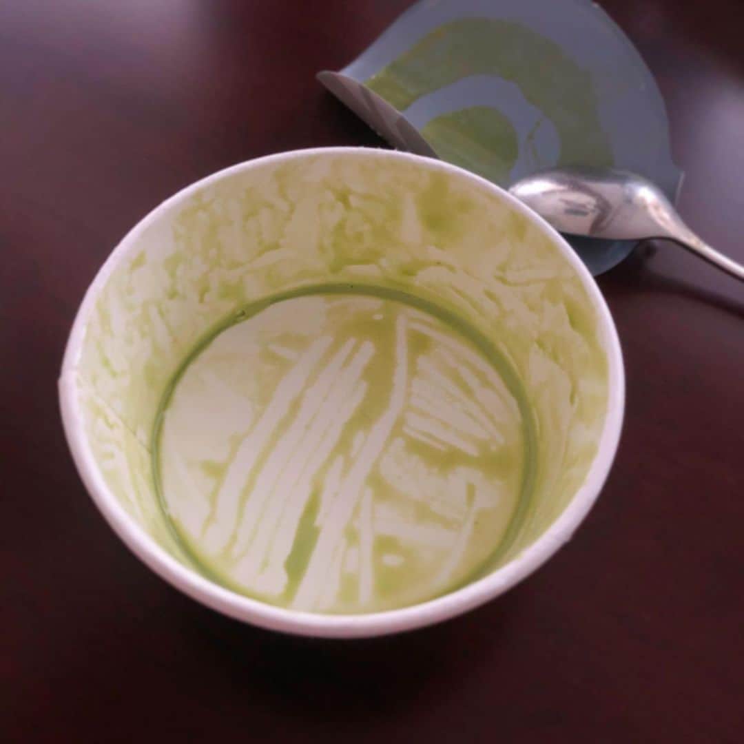 馬渕史香のインスタグラム：「半分だけのつもりやったんやけどなぁ . #アイス #mow #抹茶アイス #icecream  #maccha」