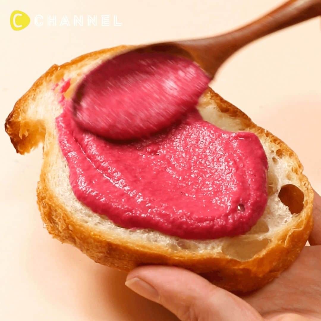 のインスタグラム：「これを食べてストレス解消！ビーツフムス . Follow ME!! @cchannel_food Please check this account @cchannel_girls and C CHANNEL app! . 豆をふんだんに使ったオシャレ健康フード！ ビーツの代わりにかぼちゃを使ったかぼちゃフムスも試してみてね♡ . ■材料 ・ひよこ豆…200g ・ビーツ缶…150g ・ニンニク…1片 ・ねりごま…大さじ1.5 ・レモン汁…大さじ1 ・ひよこ豆の汁…大さじ1.5 ・オリーブオイル…大さじ1 ・クミンパウダー…少々 ・塩コショウ…少々 . ・サラダ油…適量 ・アスパラガス…3本 ・バゲット…適量 ・エディブルフラワー…適量 . ■手順 1. フードプロセッサーにひよこ豆、ビーツ、ニンニク、ねりごま、レモン汁、ひよこ豆の汁、オリーブオイル、クミンパウダー、塩コショウを加えて回す。ひよこ豆の汁を調整しながら好きな固さにする 3. フライパンにサラダ油を中火で熱し、アスパラガスを焼く。 4. バゲットに1. を塗り、3. のアスパラ、エディブルフラワーをのせ完成です。 . 【制作】三浦綺子 . 【監修】管理栄養士　松浦ひとみ 元保育園勤務で二児の母。 無理しない、楽して皆美味しいがモットー https://www.instagram.com/htm.jp . #料理#手料理#おうちごはん#お菓子作り#レシピ#クッキング#手作りスイーツ#デリスタグラム#お菓子作り好きな人と繋がりたい#料理動画#food#foodie#delicious#cooking#f52gram#foodvideo#foodideas#funfood#colorfulfood#recipevideo#foodcraft #フムス#hummus#ストレス解消 #stayhomestaysafe#おうち時間#コロナに負けるな#おうちにいよう#巣ごもり#おこもり」