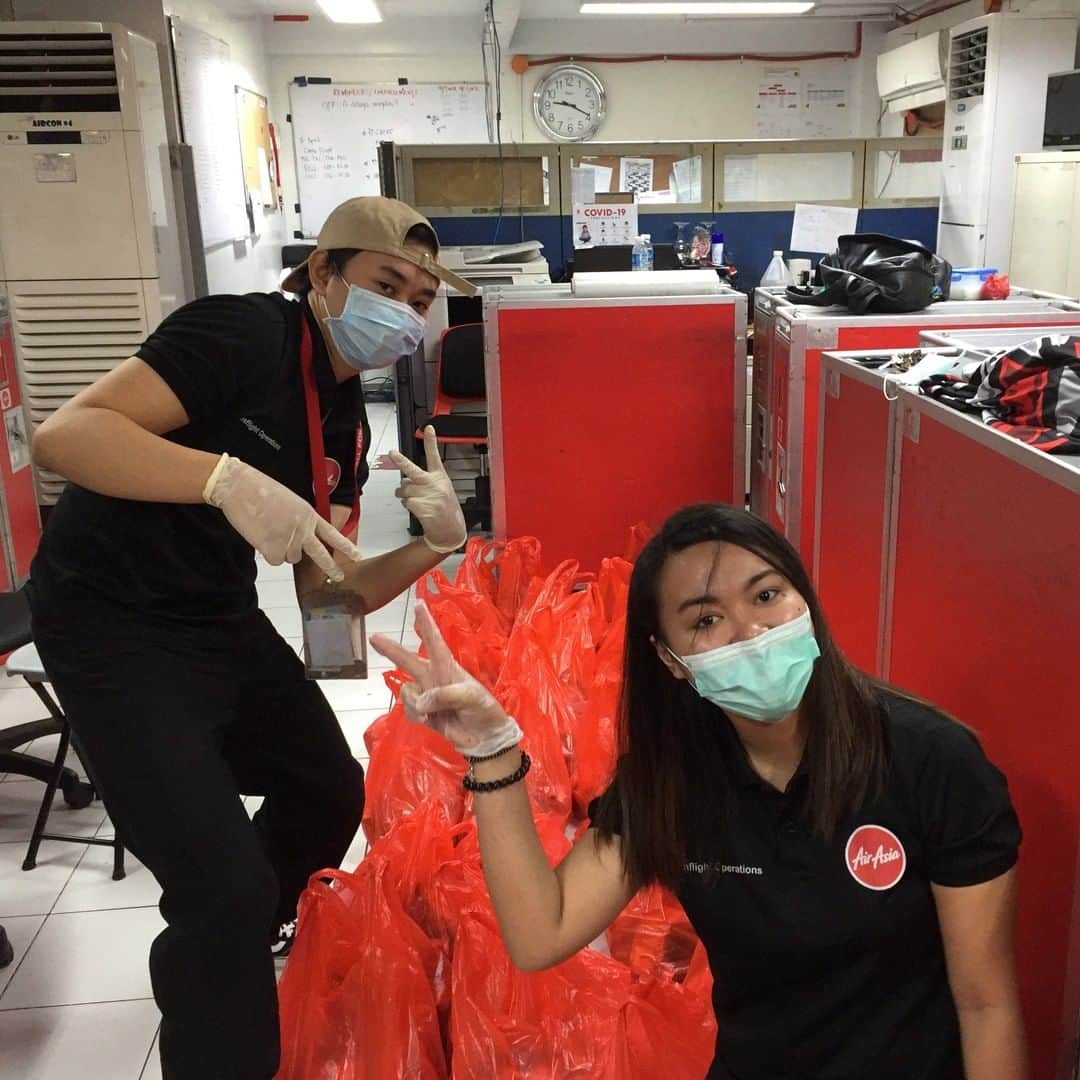 エアアジアのインスタグラム：「#HumansOfAirAsia “I’ve been with AirAsia for 9 years and counting. My sister Charley (who also works for AirAsia) and I were thinking of how to extend help to the frontliners, and people manning the checkpoints. First, we started providing sandwiches for them and then we told ourselves we should also give food to the hospitals, security guards and even to the delivery guys. After that, we still saw people without relief goods, so I asked my team if they can help me with this initiative since we’ve had experience in giving relief assistance.  I was happy and overwhelmed that a lot of them contributed and chose to help. We were fast. In just a matter of hours, we already had a plan. We aimed for 50 packs of relief goods with rice, canned goods and noodles, plus homemade sandwiches to distribute to people in need. Once the team buys food supplies, we immediately begin repacking supplies and making sandwiches. After that, we’ll be ready for distribution.  At first, there was this worry that no one would donate. I knew not everyone on the team would be able to give extra cash, but it turned out otherwise! We now have about PHP 15,000 and we’ll see if we can buy more things to give.  I’m so thankful for my team. I’ve been blessed with such good people who are willing to help even though some of them were also affected by the crisis. They really made great effort to help and volunteer, especially with other teammates who needed help. One of AirAsia’s core values is “People First”, and the experience of managing a large group of people has taught me to always think of others.” Coleen, Inflight (Manila, Philippines)」