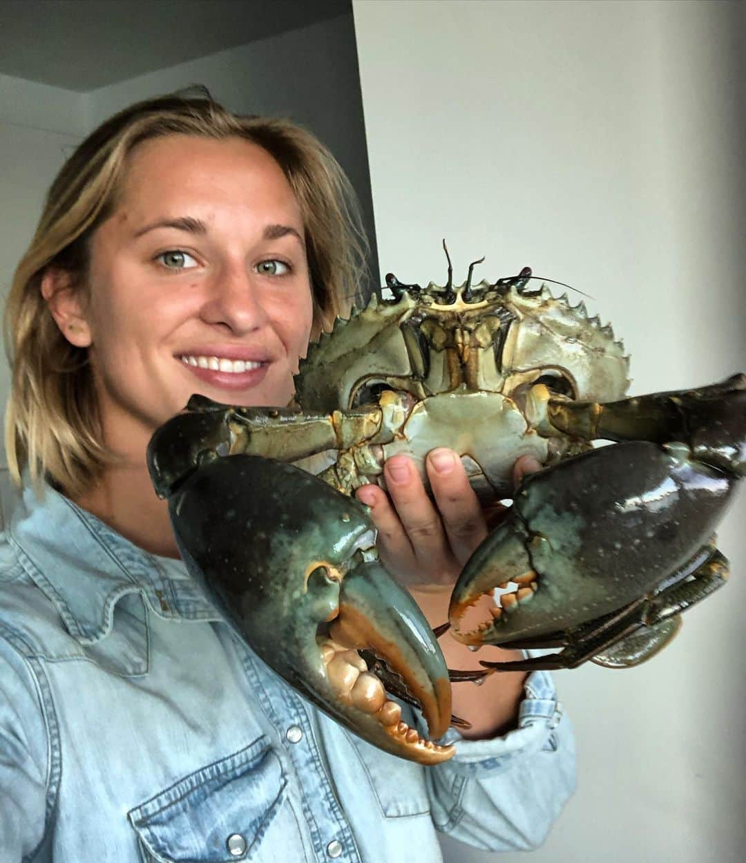 マデリン・グローヴスのインスタグラム：「Crabzilla 🦀 1.3kgs of love in this crub  Thanks @holingsword you legend 👏🏼👏🏼👏🏼」
