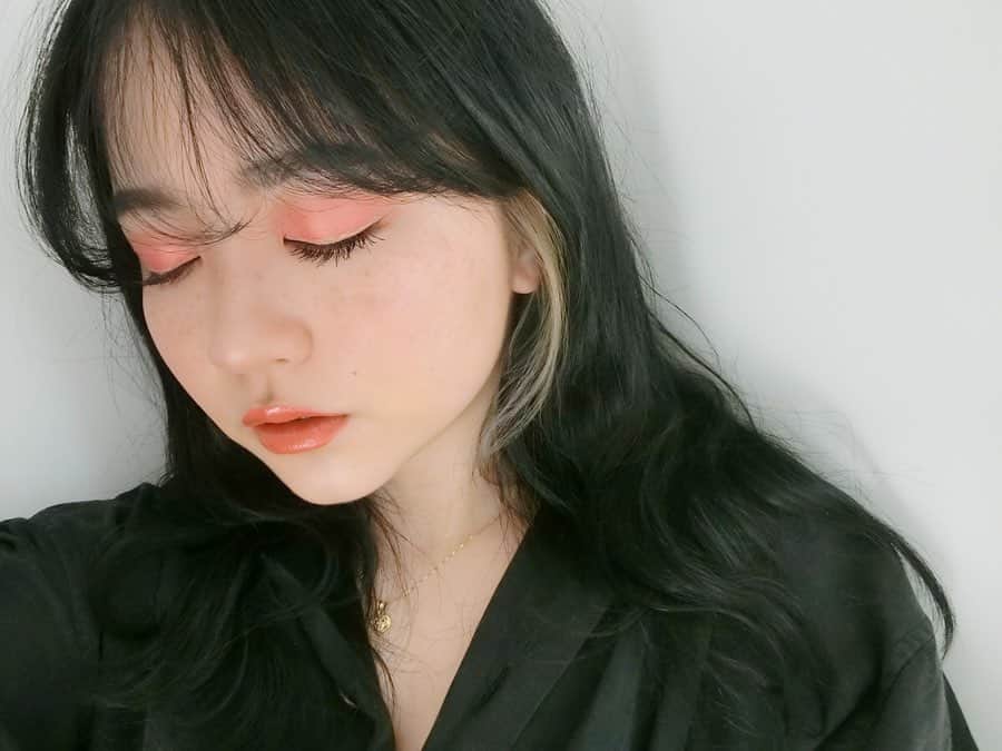 Shioneさんのインスタグラム写真 - (ShioneInstagram)「昨日アンケートでオレンジが圧倒的に多かったのでオレンジメイクした🍊🧡 ㅤㅤㅤㅤㅤㅤㅤㅤㅤㅤㅤㅤㅤ 明日アップできるかな🥰💕 ㅤㅤㅤㅤㅤㅤㅤㅤㅤㅤㅤㅤㅤ 紫とかも普段しないから近々やろうかな🟣 ㅤㅤㅤㅤㅤㅤㅤㅤㅤㅤㅤㅤㅤ 今月は20時に動画をあげようと思います🙆‍♀️💗 チャンネル登録していただけたら嬉しいです、、、🥺❤️❤️ ㅤㅤㅤㅤㅤㅤㅤㅤㅤㅤㅤㅤㅤ  #instagram  #liquidlipstick  #japan  #メイク  #YouTube  #cosmetics #love #me #makeup  #fashion #メイク動画  #メイク #コスメ #黒髪 #shii_hair🌹#Libecka #libeckabyshii #セルフヘアカラー #ヘアカラー #天然石 #youtuber #youtube #おうち時間 #ダークネイビー #motd #blackhair」5月2日 17時56分 - shione__1101