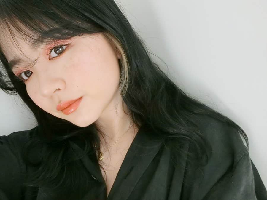 Shioneさんのインスタグラム写真 - (ShioneInstagram)「昨日アンケートでオレンジが圧倒的に多かったのでオレンジメイクした🍊🧡 ㅤㅤㅤㅤㅤㅤㅤㅤㅤㅤㅤㅤㅤ 明日アップできるかな🥰💕 ㅤㅤㅤㅤㅤㅤㅤㅤㅤㅤㅤㅤㅤ 紫とかも普段しないから近々やろうかな🟣 ㅤㅤㅤㅤㅤㅤㅤㅤㅤㅤㅤㅤㅤ 今月は20時に動画をあげようと思います🙆‍♀️💗 チャンネル登録していただけたら嬉しいです、、、🥺❤️❤️ ㅤㅤㅤㅤㅤㅤㅤㅤㅤㅤㅤㅤㅤ  #instagram  #liquidlipstick  #japan  #メイク  #YouTube  #cosmetics #love #me #makeup  #fashion #メイク動画  #メイク #コスメ #黒髪 #shii_hair🌹#Libecka #libeckabyshii #セルフヘアカラー #ヘアカラー #天然石 #youtuber #youtube #おうち時間 #ダークネイビー #motd #blackhair」5月2日 17時56分 - shione__1101