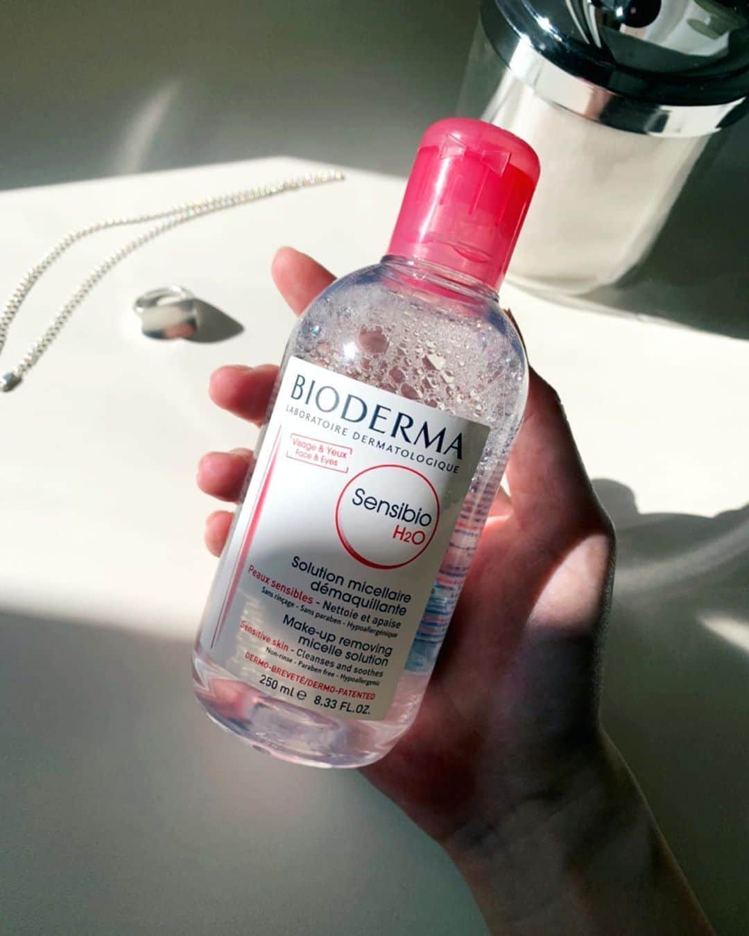 Shiho Sasakiのインスタグラム：「美容のお話💎 クレンジングはずっと @bioderma_japon のクレンジングウォーター使ってるよ✨ ウォータープルーフもしっかり落とせるのに 肌に優しいのも嬉しい🐤 いつも大きいボトルで買うけど、これで何本目かな…💭 #skincare#bioderma」