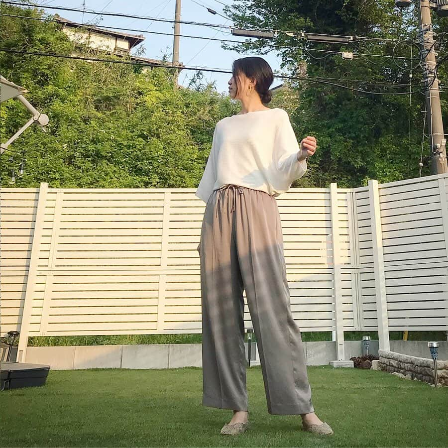 ryo0809appleさんのインスタグラム写真 - (ryo0809appleInstagram)「#coordinate ・ ・ ・ 家での時間も @plst_official のサテンパンツでちょっとだけ気分アゲ🙌 この写真じゃせっかくのサテン感が全くわからなーい😭 キレイめに合わせてお出かけで穿くつもりだったけど、お出かけできない今は家での気分を上げてリラックスできるアイテムとして良い感じ🏡 ・ ・ ・ 4月末で仕事の段取りがついたから、予定より1日早く昨日からGW休み💡 天気のうちに家のことやるぞ〜と思ってたら、息子の全身に湿疹が広がってて慌てて昨日は朝から皮膚科受診することに…💦 接触性ではなく体調からくるものかなって言われたけど…最近特に体調悪いとかもないし…ストレスなのかなぁ😥 とりあえず元気だけど薬が切れると痒くて辛そう😣2〜3日でひいてくるといいなぁ😢 ・ ・ ・ #服記録 #きのコ #昨日のコーデ #おうちコーデ #プチプラコーデ #プチプラファッション  #ママコーデ  #ママファッション  #アラフォーコーデ  #40代コーデ  #アラフォーママ  #kaumo_fashion  #locari  #ponte_fashion  #mineby3mootd  #ママスタ春コーデ  #リラックスコーデ  #uniqlo #ユニクロ #ユニジョ #plst #プラステ#サテンイージーストレートパンツ #サテンパンツ #プラステはいてみた」5月2日 18時09分 - ryo0809apple