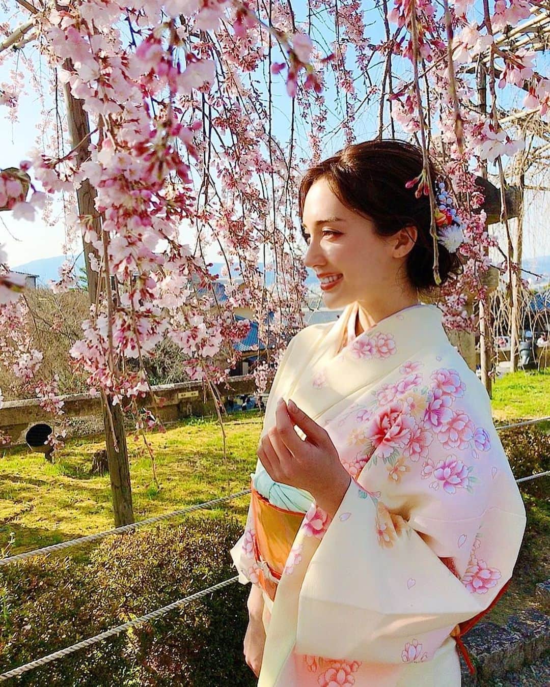 眞木美咲パメラさんのインスタグラム写真 - (眞木美咲パメラInstagram)「Cherry cherry pink bloom. We went to see cherry blossoms on March. The kimono I wore had a cherry blossom pattern.🌸 ....I think its cherry blossom.🤔 Maybe not. #Kyoto . 着物の写真もうちょっと載せたくて🌸 訪問着って素敵😚 3月に清水寺にいってきたときのだよ まだちょこっとしか咲いてなかったけど綺麗でした✨ このあとは食い倒れツアーしたよ😂 . . . . . . .  #着物#kimono #girlstrip#trip#女子旅 #桜 #お花見#京都 #cherryblossom  #ootd#trip#girlstrip #love #赞#likelike  #粉我#时装#ファッション」5月2日 18時05分 - pamypamypamy