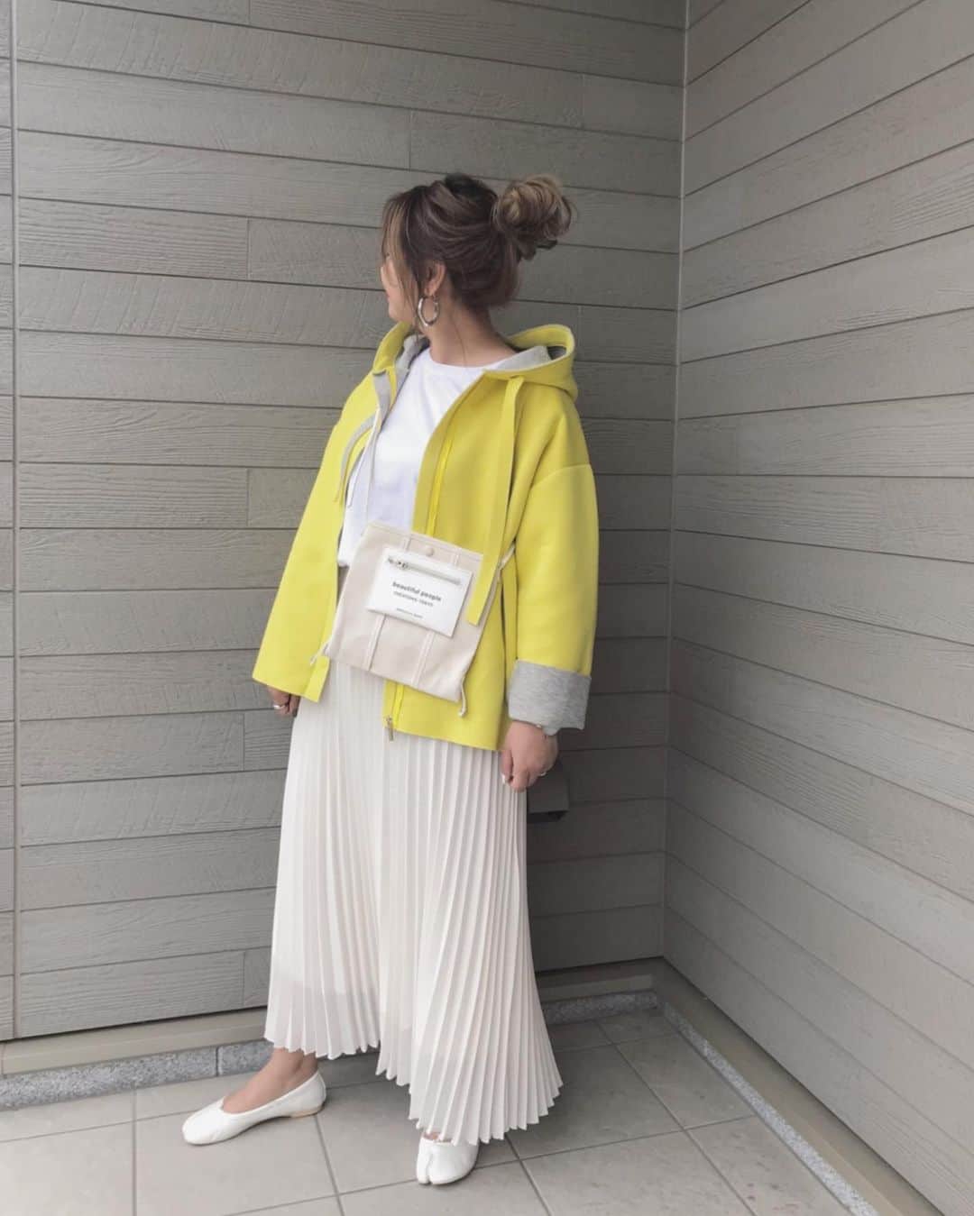 mmmaaakkkiiikkkoooさんのインスタグラム写真 - (mmmaaakkkiiikkkoooInstagram)「𓍯𓂃 𓈒𓏸 ❁ yellow×white @canmart_jp のパーカー💛 綺麗な黄色がかわいい💕 ゆったりしていて 肌触りもいい✨ デニム👖にあわせても かわいいよね？💕 他のカラーも可愛かった💓 . . .  tops/ #gu#gumania outer/ @canmart_jp #キャンマート#canmart  skirt/ @pierrot_shop  bag/ @beautifulpeople_officialsite . . . . #モノトーンコーデ #ミュール #locari #mamagirl #ママコーデ#ママファッション#大人可愛い#大人カジュアル#カジュアルコーデ#シンプルコーデ #着回しコーデ#お洒落な人と繋がりたい#しまむら#ハンドメイドピアス#mamagirl#pr#ハンドメイドアクセサリー#シアー #instagood#nail#セルフネイル #ヘアスタイル#ヘアアレンジ#ゆったり」5月2日 18時17分 - mmmaaakkkiiikkkooo