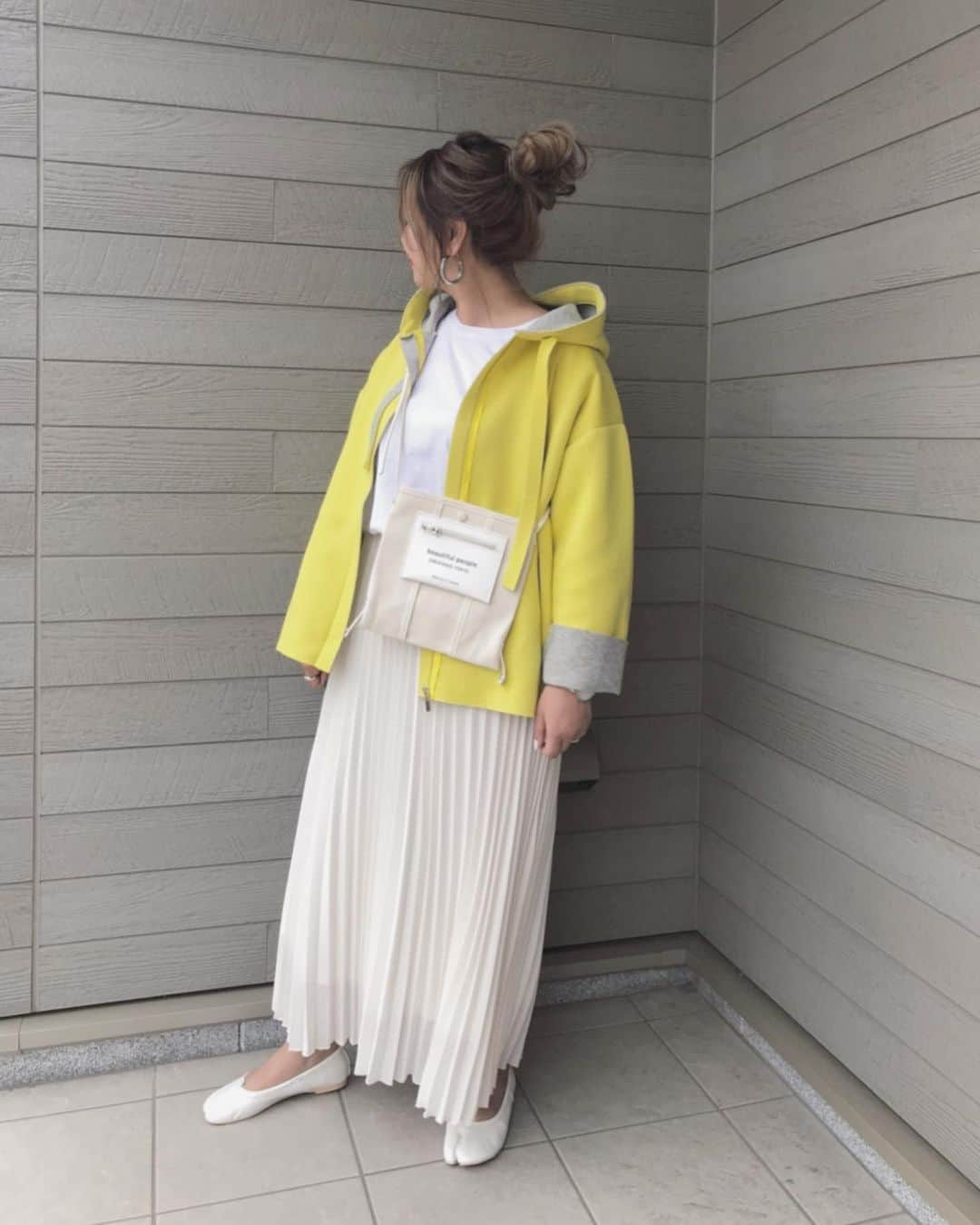 mmmaaakkkiiikkkoooさんのインスタグラム写真 - (mmmaaakkkiiikkkoooInstagram)「𓍯𓂃 𓈒𓏸 ❁ yellow×white @canmart_jp のパーカー💛 綺麗な黄色がかわいい💕 ゆったりしていて 肌触りもいい✨ デニム👖にあわせても かわいいよね？💕 他のカラーも可愛かった💓 . . .  tops/ #gu#gumania outer/ @canmart_jp #キャンマート#canmart  skirt/ @pierrot_shop  bag/ @beautifulpeople_officialsite . . . . #モノトーンコーデ #ミュール #locari #mamagirl #ママコーデ#ママファッション#大人可愛い#大人カジュアル#カジュアルコーデ#シンプルコーデ #着回しコーデ#お洒落な人と繋がりたい#しまむら#ハンドメイドピアス#mamagirl#pr#ハンドメイドアクセサリー#シアー #instagood#nail#セルフネイル #ヘアスタイル#ヘアアレンジ#ゆったり」5月2日 18時17分 - mmmaaakkkiiikkkooo